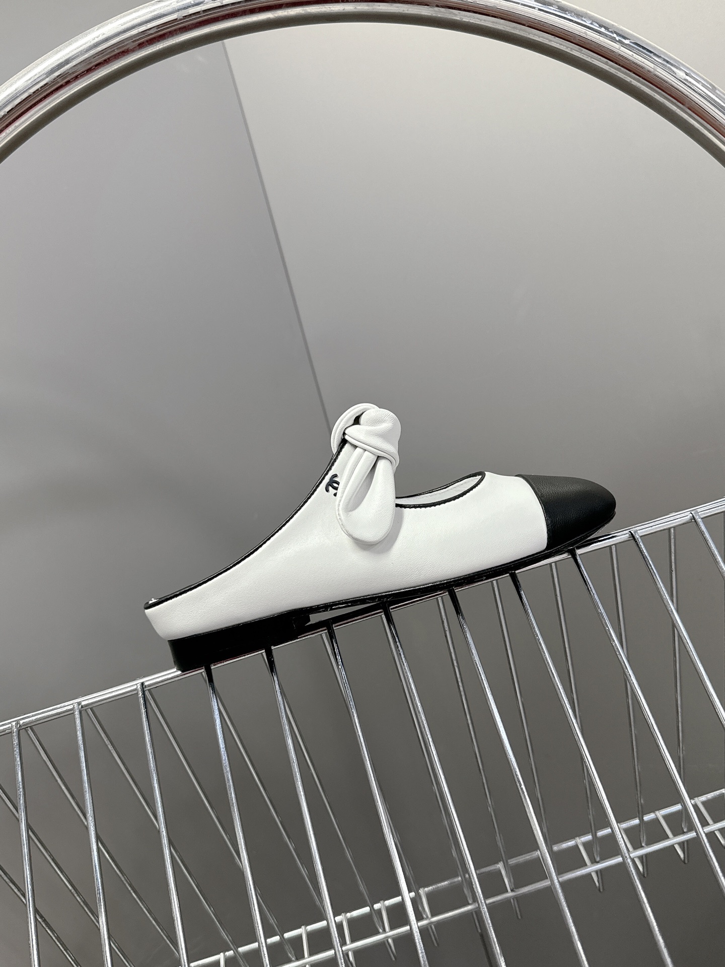 CHANEL香奈儿蝴蝶结松紧一字带平单鞋 蝴蝶结玛丽珍单鞋第一眼看上就被种草了根据天气变化自由穿搭！套上