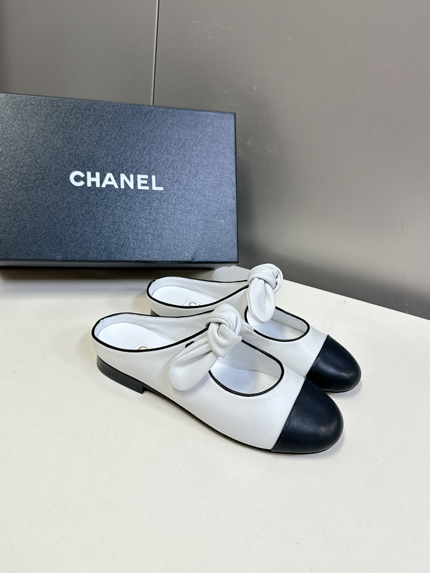 CHANEL香奈儿蝴蝶结松紧一字带平单鞋 蝴蝶结玛丽珍单鞋第一眼看上就被种草了根据天气变化自由穿搭！套上
