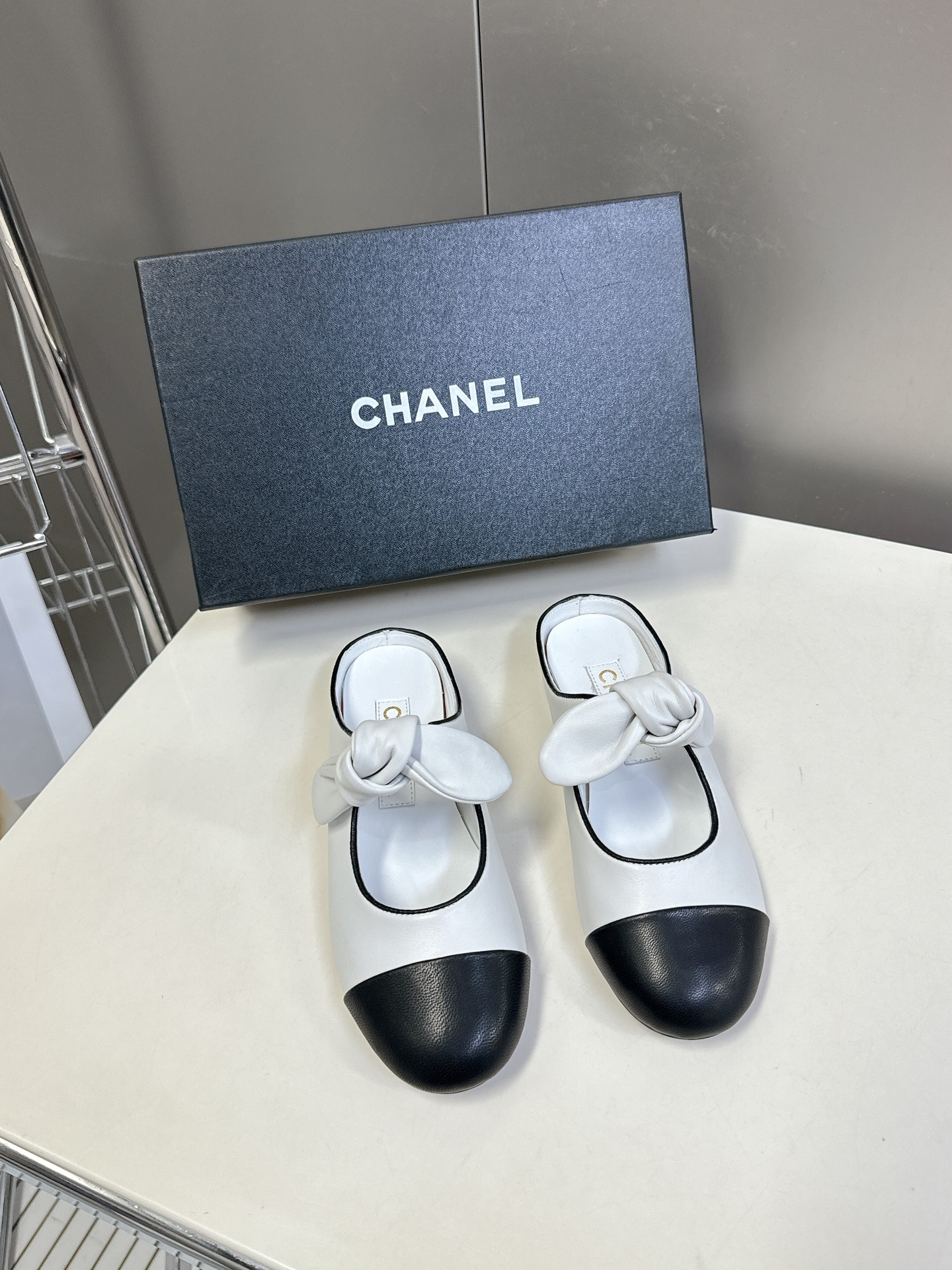 CHANEL香奈儿蝴蝶结松紧一字带平单鞋 蝴蝶结玛丽珍单鞋第一眼看上就被种草了根据天气变化自由穿搭！套上