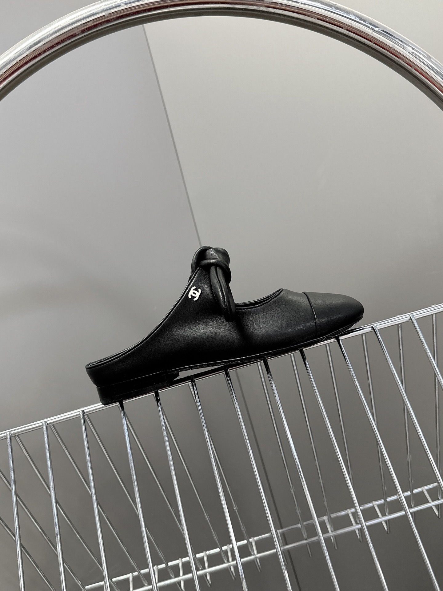 CHANEL香奈儿蝴蝶结松紧一字带平单鞋 蝴蝶结玛丽珍单鞋第一眼看上就被种草了根据天气变化自由穿搭！套上