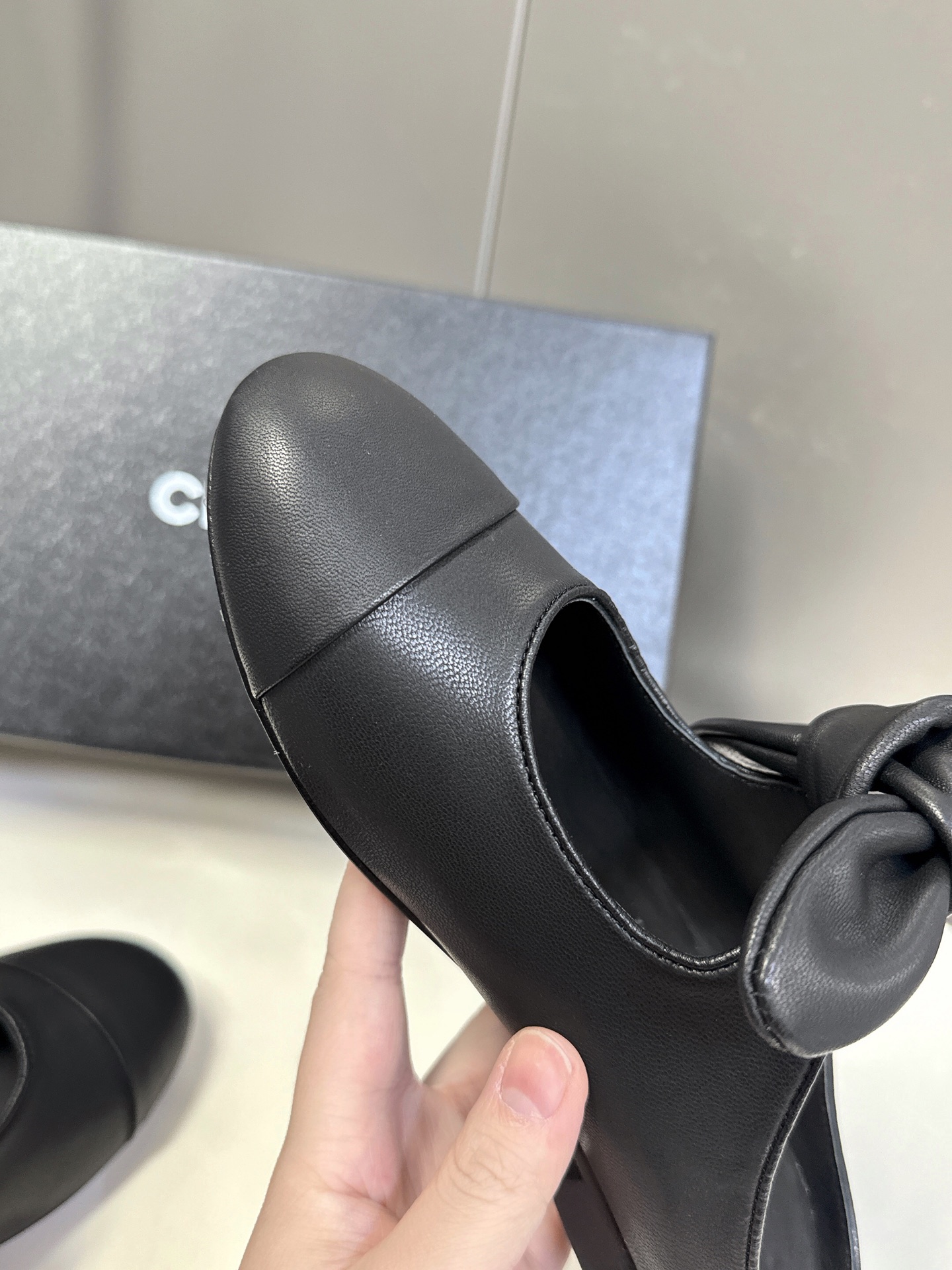 CHANEL香奈儿蝴蝶结松紧一字带平单鞋 蝴蝶结玛丽珍单鞋第一眼看上就被种草了根据天气变化自由穿搭！套上