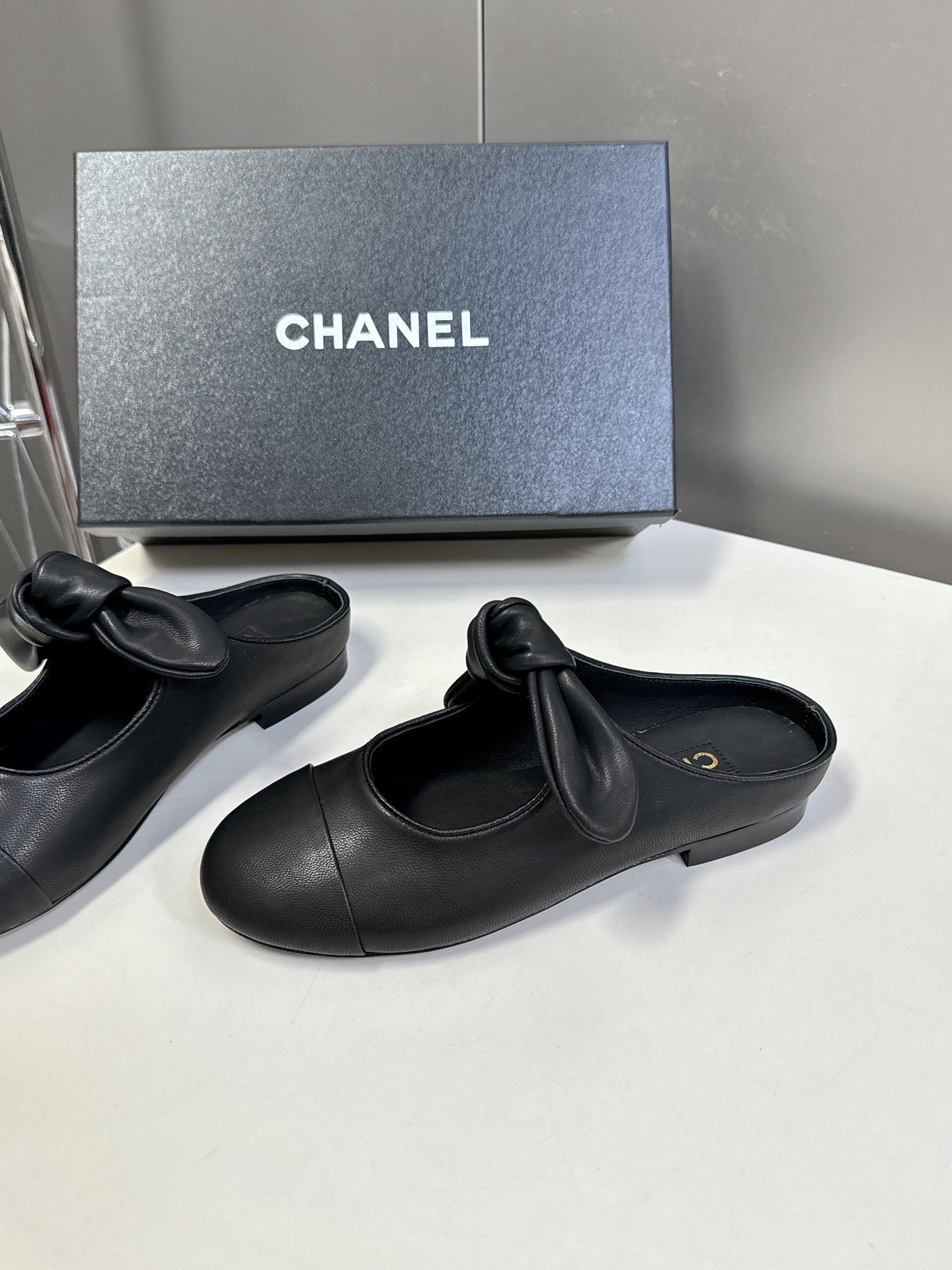 CHANEL香奈儿蝴蝶结松紧一字带平单鞋 蝴蝶结玛丽珍单鞋第一眼看上就被种草了根据天气变化自由穿搭！套上