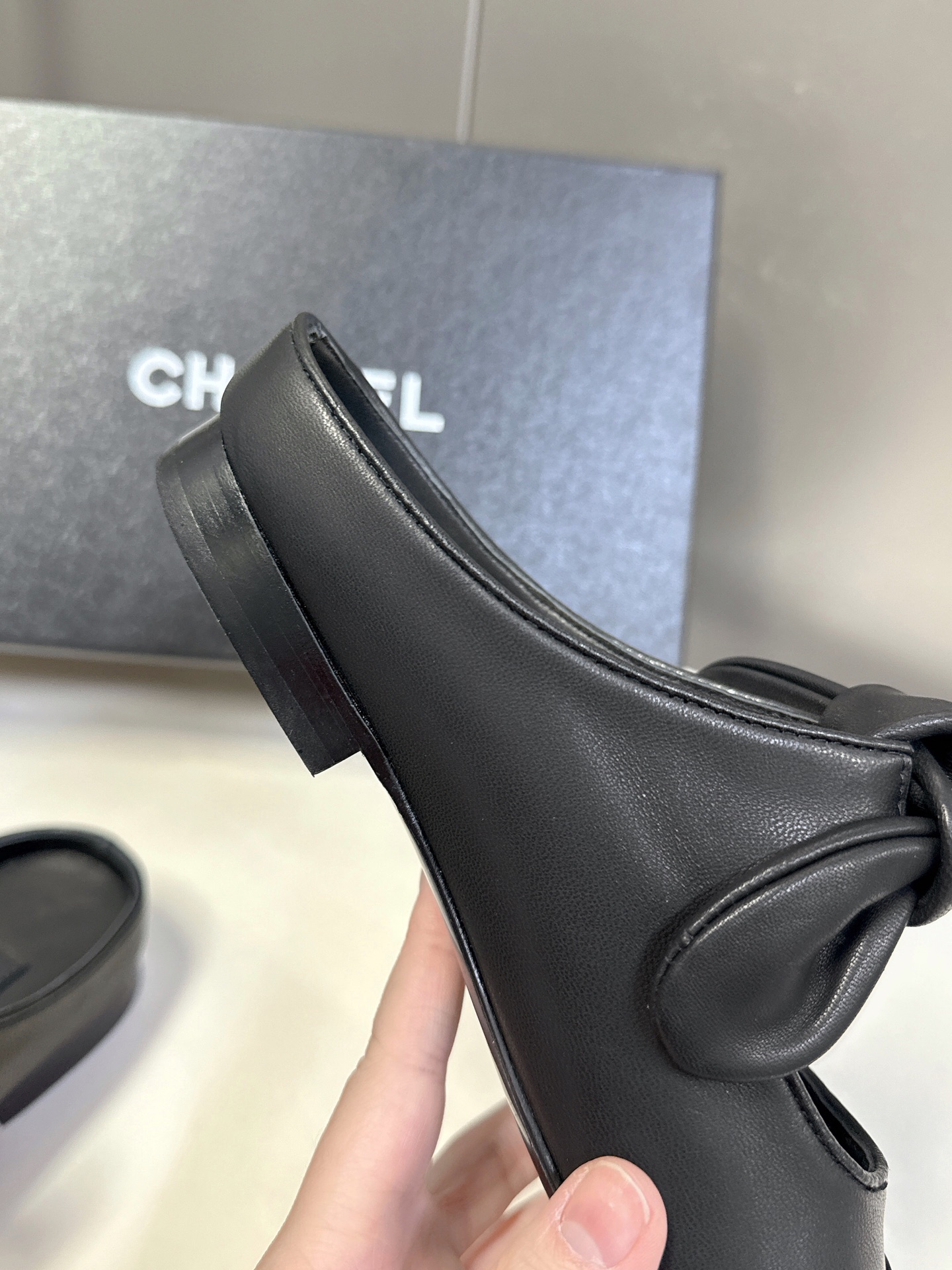 CHANEL香奈儿蝴蝶结松紧一字带平单鞋 蝴蝶结玛丽珍单鞋第一眼看上就被种草了根据天气变化自由穿搭！套上