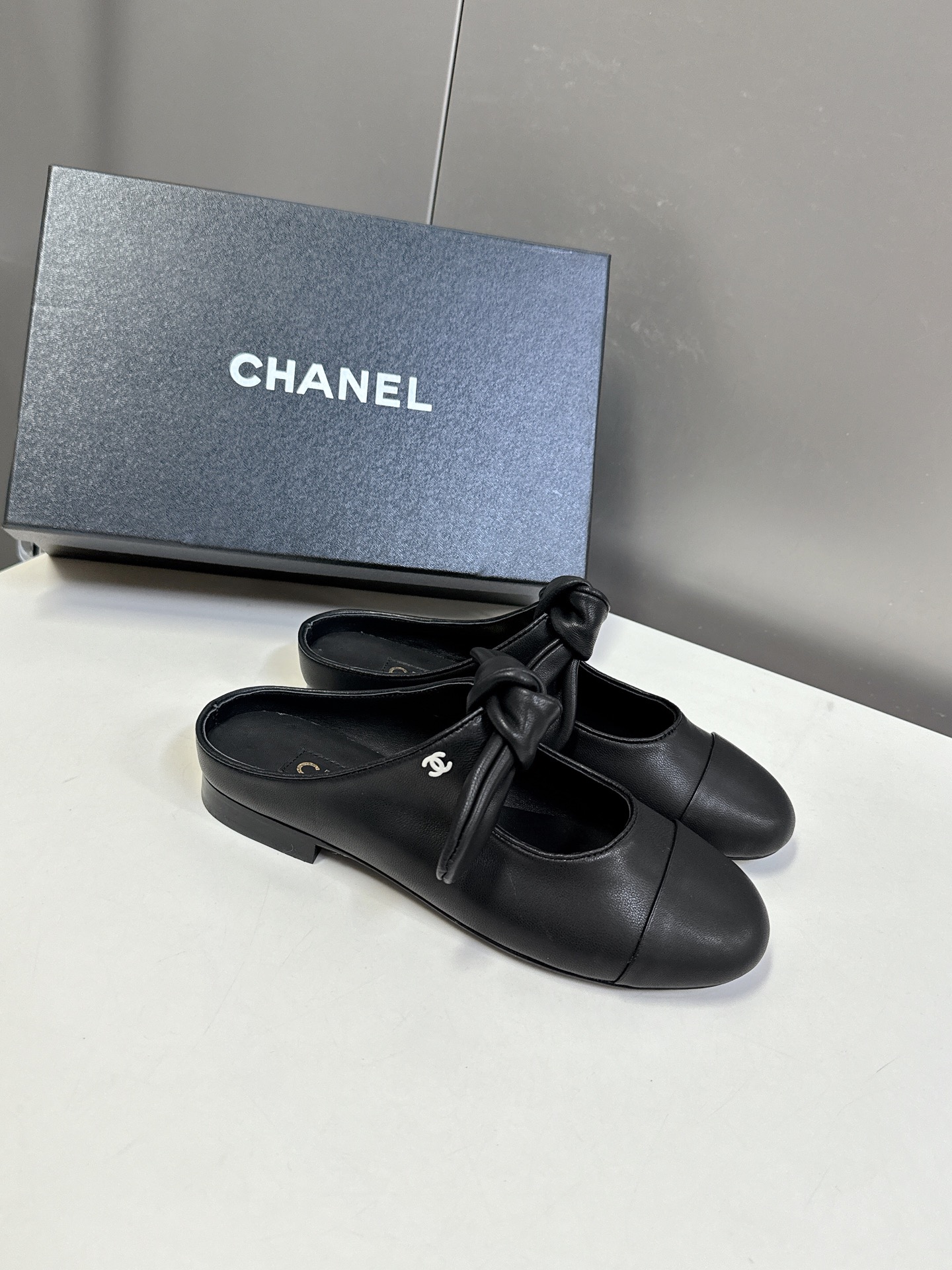 CHANEL香奈儿蝴蝶结松紧一字带平单鞋 蝴蝶结玛丽珍单鞋第一眼看上就被种草了根据天气变化自由穿搭！套上