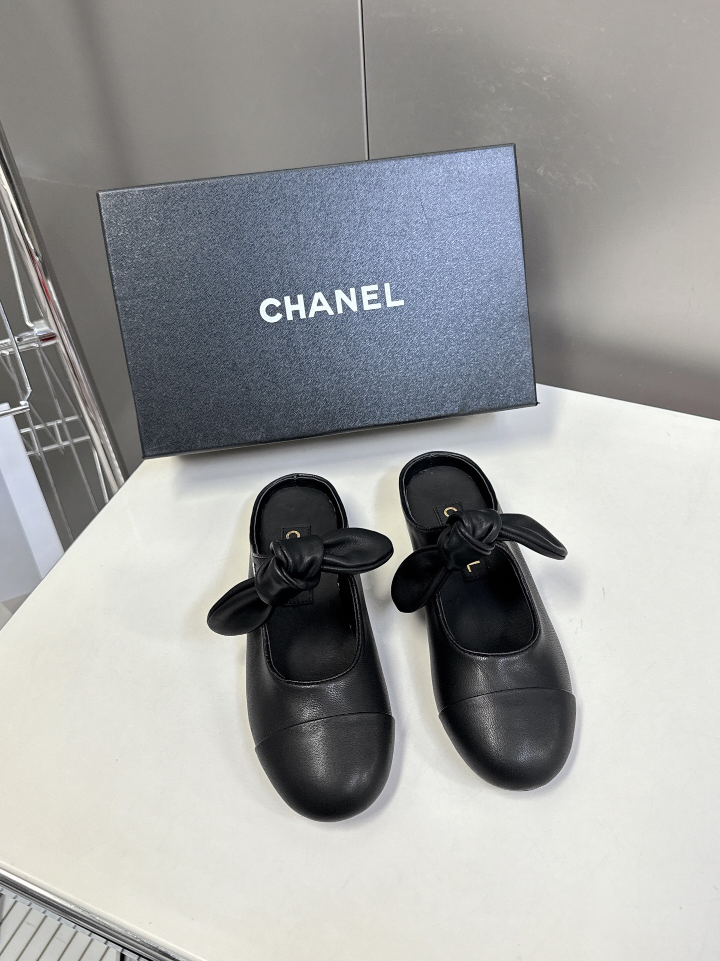 CHANEL香奈儿蝴蝶结松紧一字带平单鞋 蝴蝶结玛丽珍单鞋第一眼看上就被种草了根据天气变化自由穿搭！套上