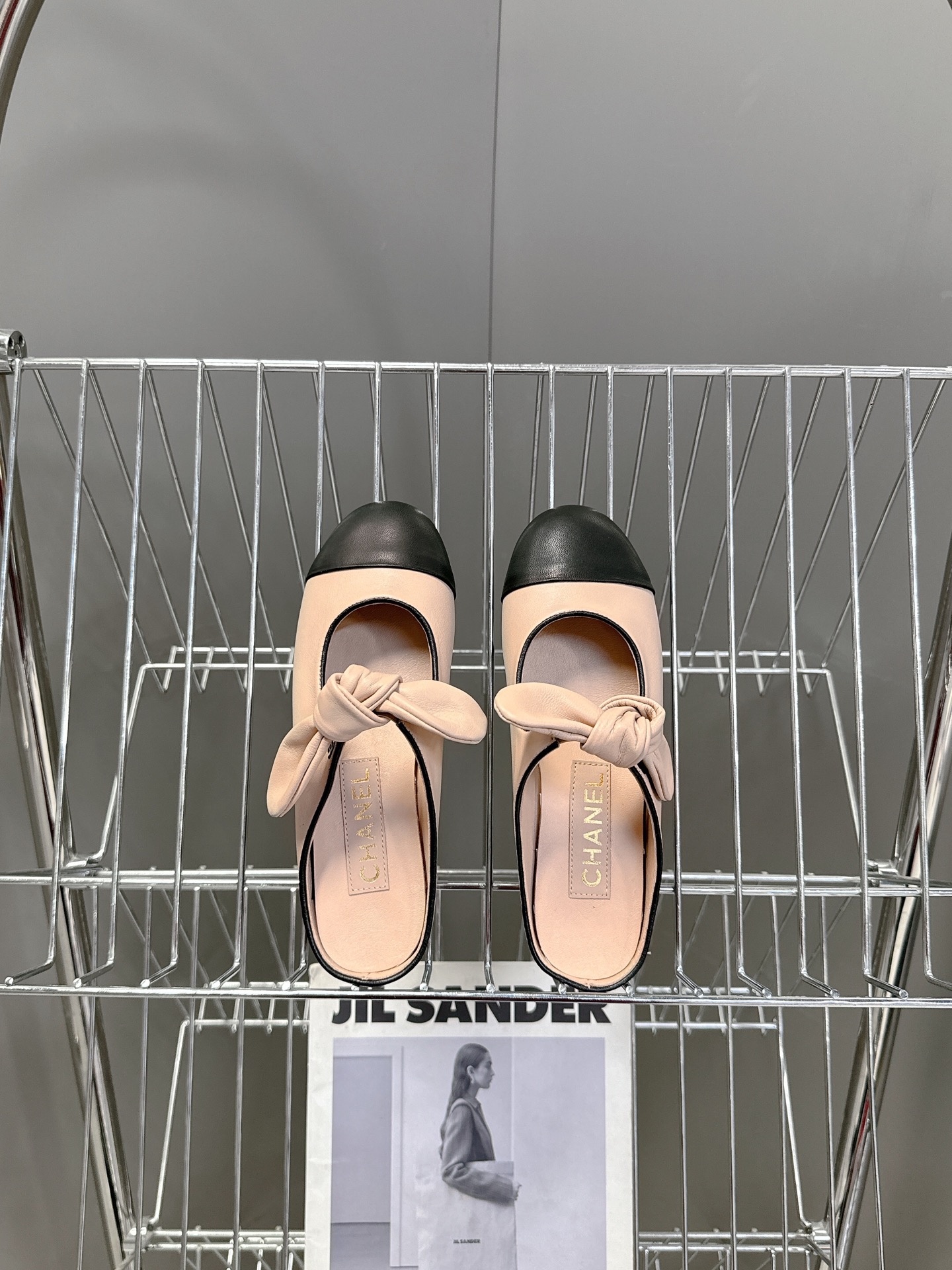 CHANEL香奈儿蝴蝶结松紧一字带平单鞋 蝴蝶结玛丽珍单鞋第一眼看上就被种草了根据天气变化自由穿搭！套上