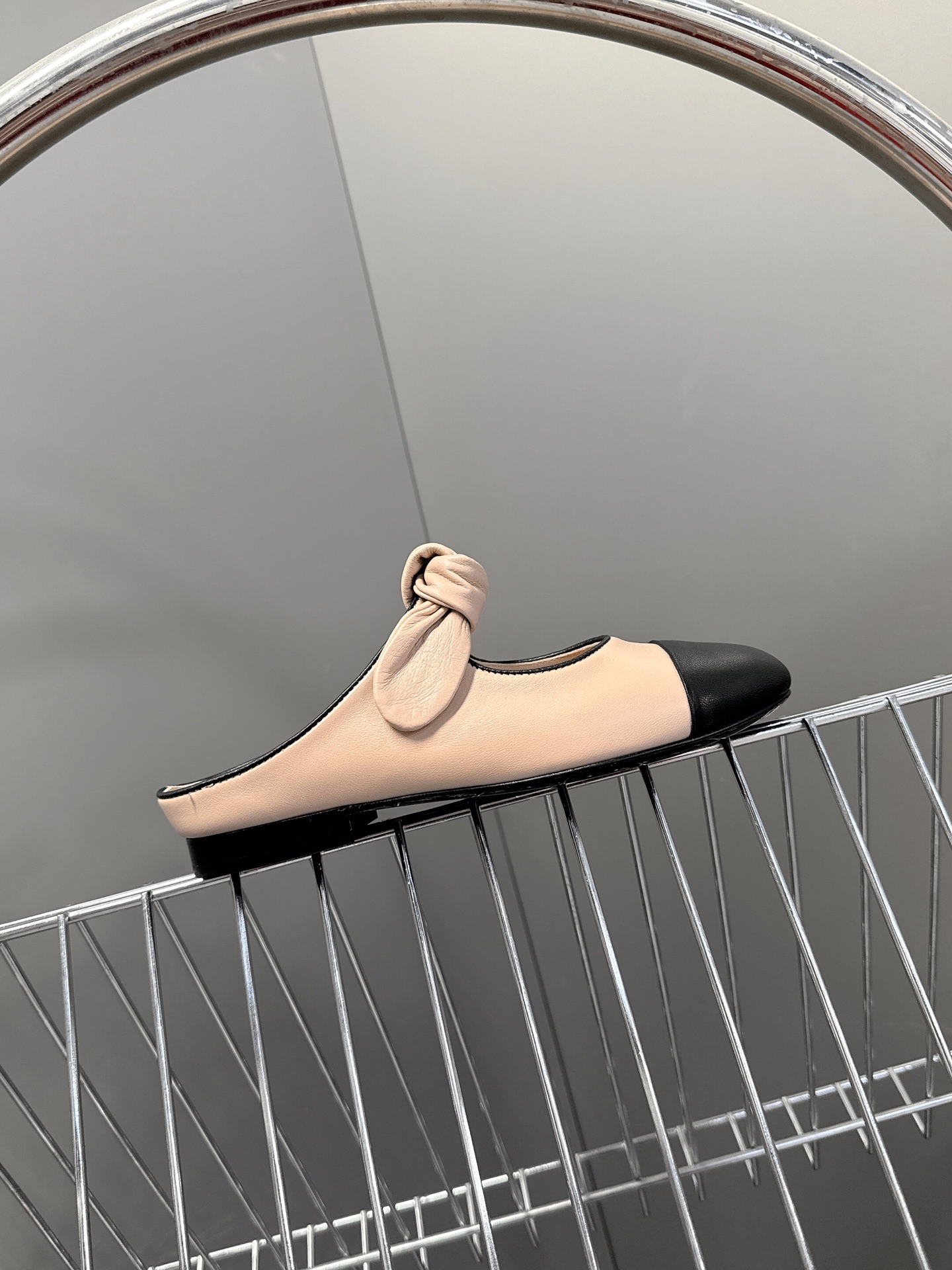 CHANEL香奈儿蝴蝶结松紧一字带平单鞋 蝴蝶结玛丽珍单鞋第一眼看上就被种草了根据天气变化自由穿搭！套上