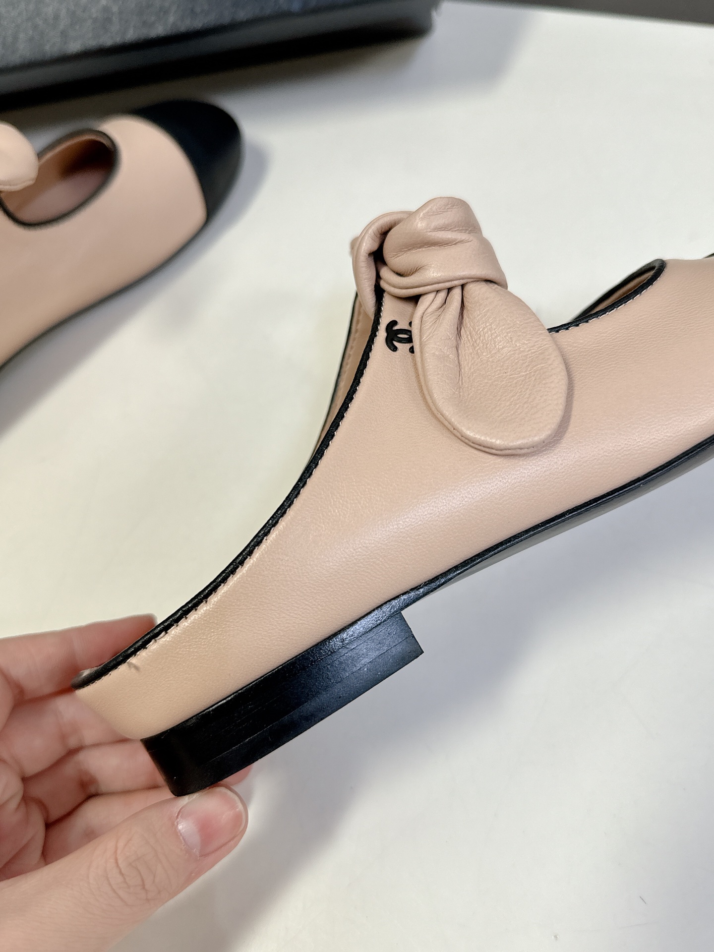 CHANEL香奈儿蝴蝶结松紧一字带平单鞋 蝴蝶结玛丽珍单鞋第一眼看上就被种草了根据天气变化自由穿搭！套上