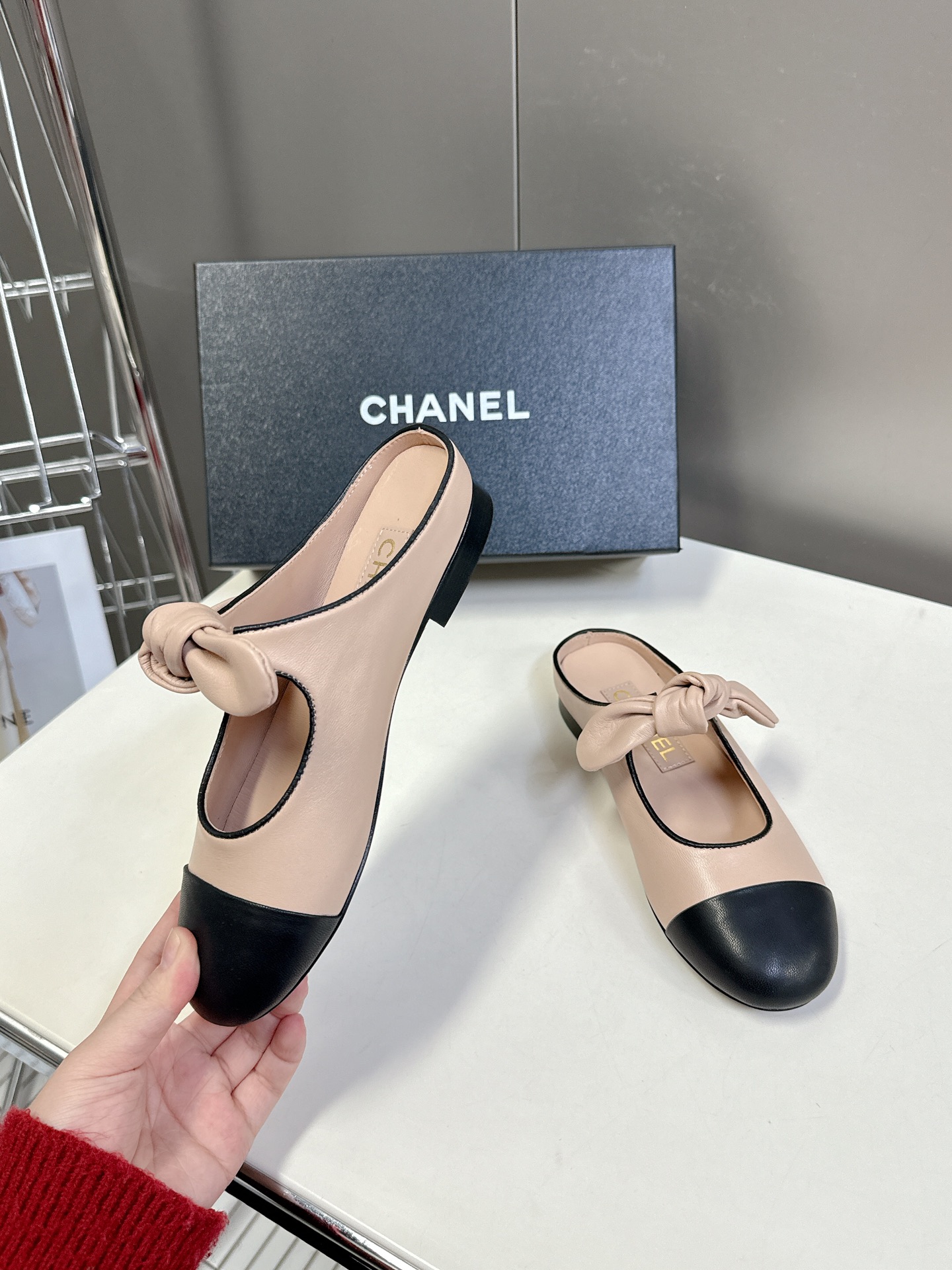 CHANEL香奈儿蝴蝶结松紧一字带平单鞋 蝴蝶结玛丽珍单鞋第一眼看上就被种草了根据天气变化自由穿搭！套上