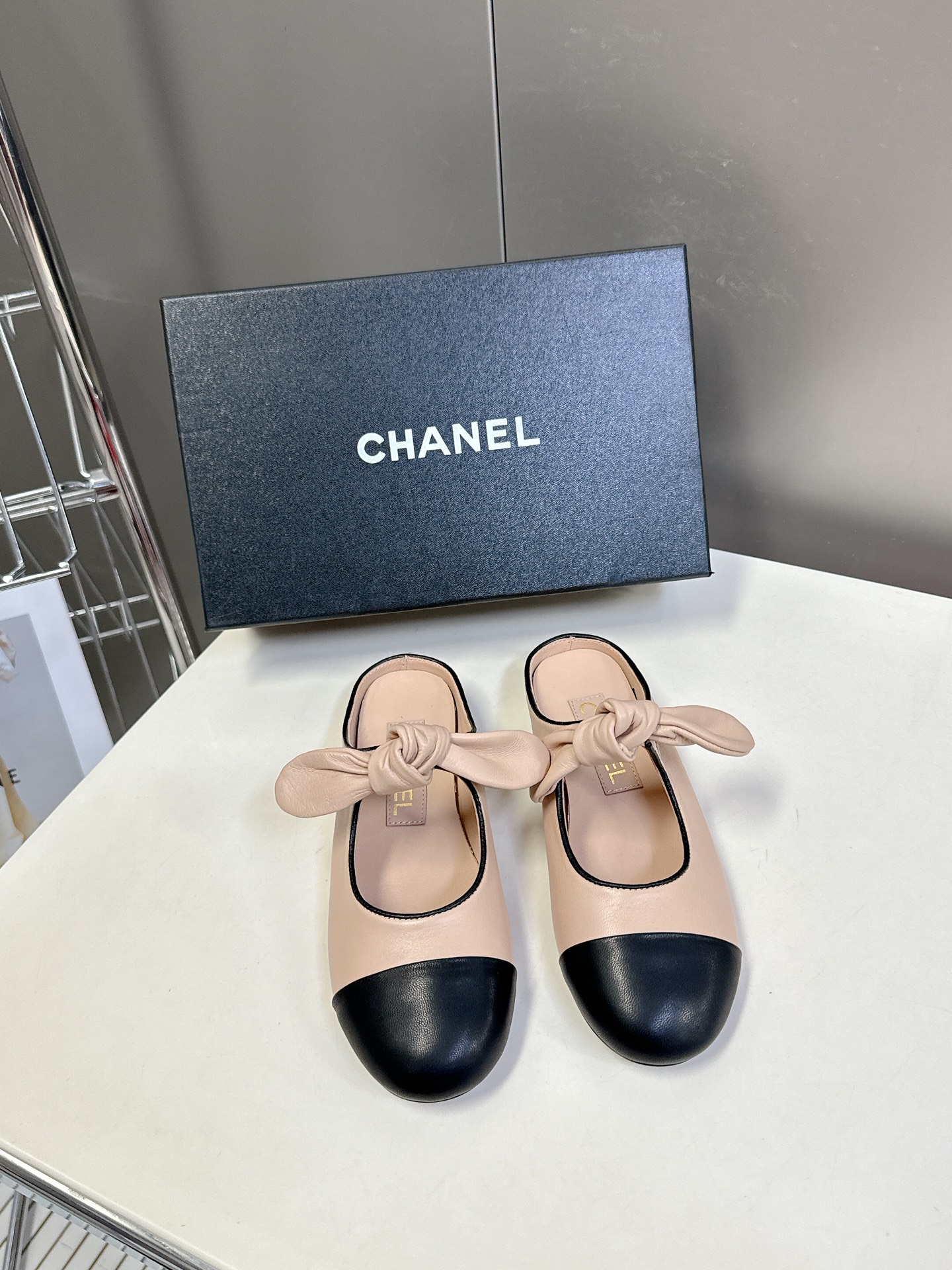 CHANEL香奈儿蝴蝶结松紧一字带平单鞋 蝴蝶结玛丽珍单鞋第一眼看上就被种草了根据天气变化自由穿搭！套上