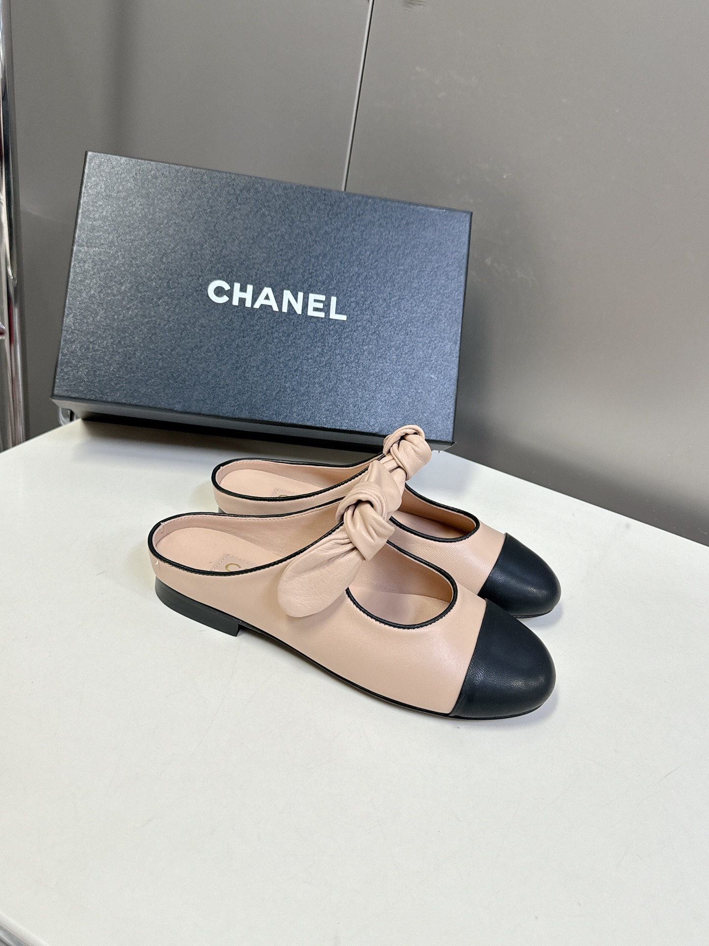 CHANEL香奈儿蝴蝶结松紧一字带平单鞋 蝴蝶结玛丽珍单鞋第一眼看上就被种草了根据天气变化自由穿搭！套上