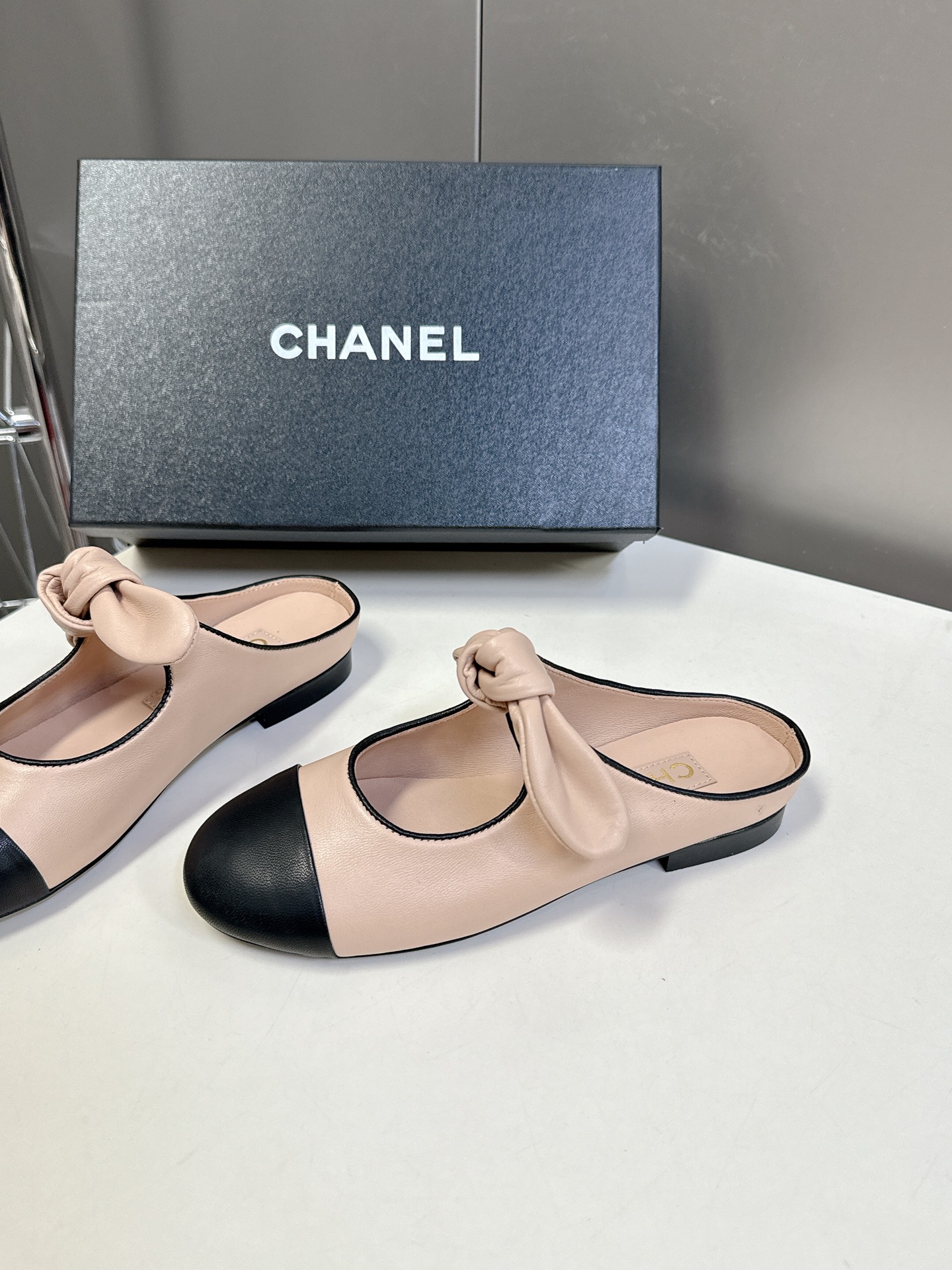 CHANEL香奈儿蝴蝶结松紧一字带平单鞋 蝴蝶结玛丽珍单鞋第一眼看上就被种草了根据天气变化自由穿搭！套上