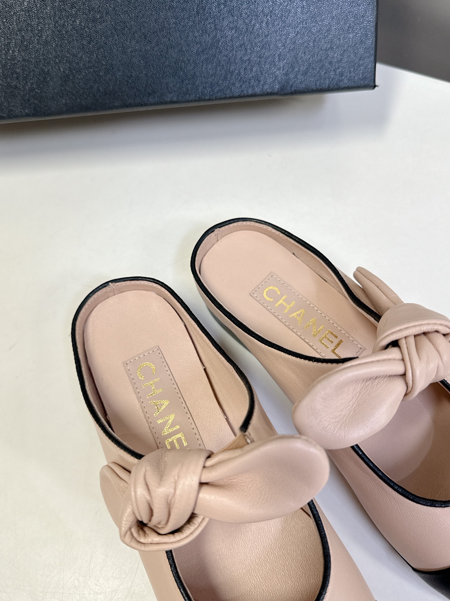 CHANEL香奈儿蝴蝶结松紧一字带平单鞋 蝴蝶结玛丽珍单鞋第一眼看上就被种草了根据天气变化自由穿搭！套上