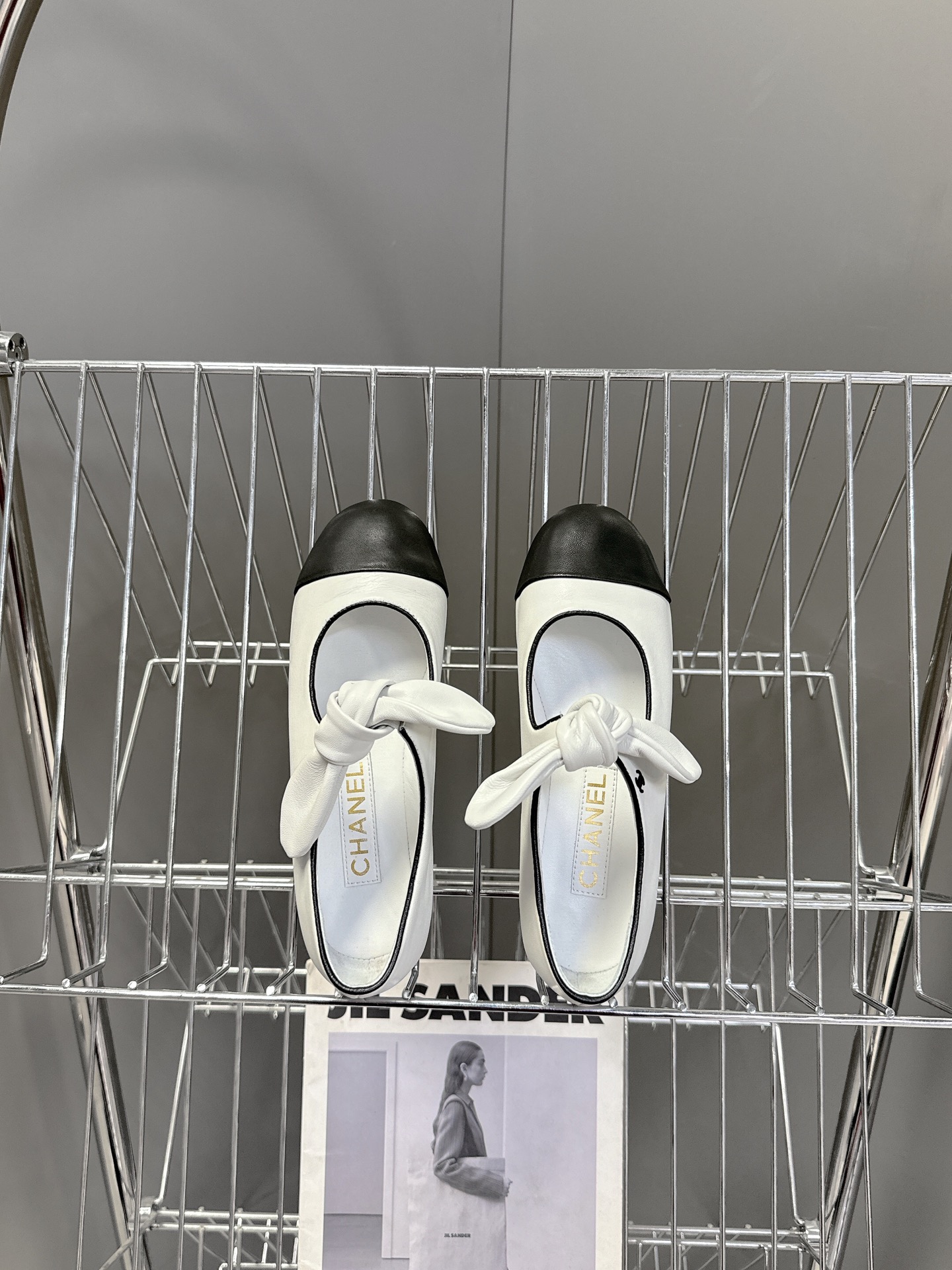 CHANEL香奈儿蝴蝶结松紧一字带平单鞋 蝴蝶结玛丽珍单鞋第一眼看上就被种草了根据天气变化自由穿搭！套上