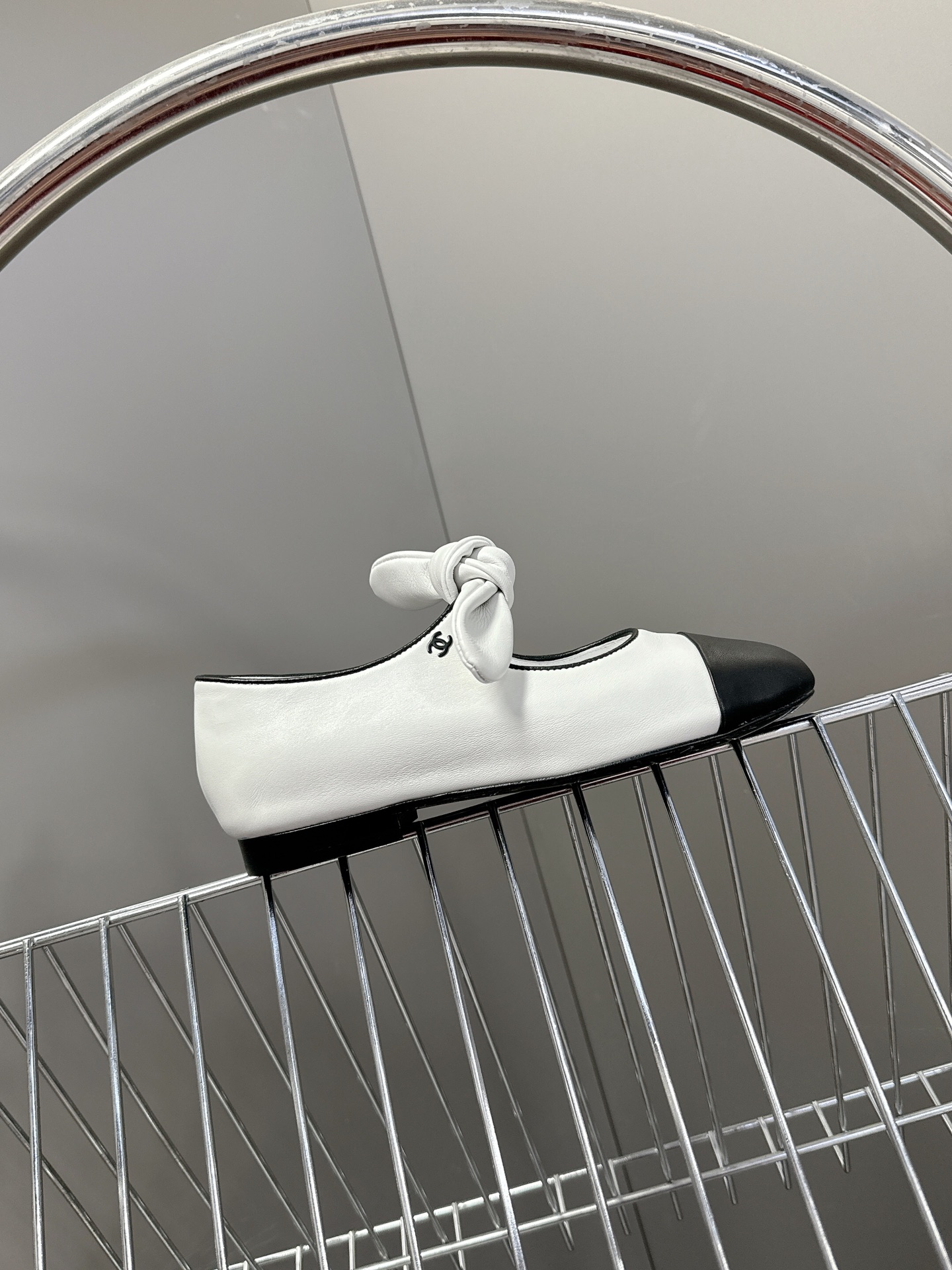 CHANEL香奈儿蝴蝶结松紧一字带平单鞋 蝴蝶结玛丽珍单鞋第一眼看上就被种草了根据天气变化自由穿搭！套上