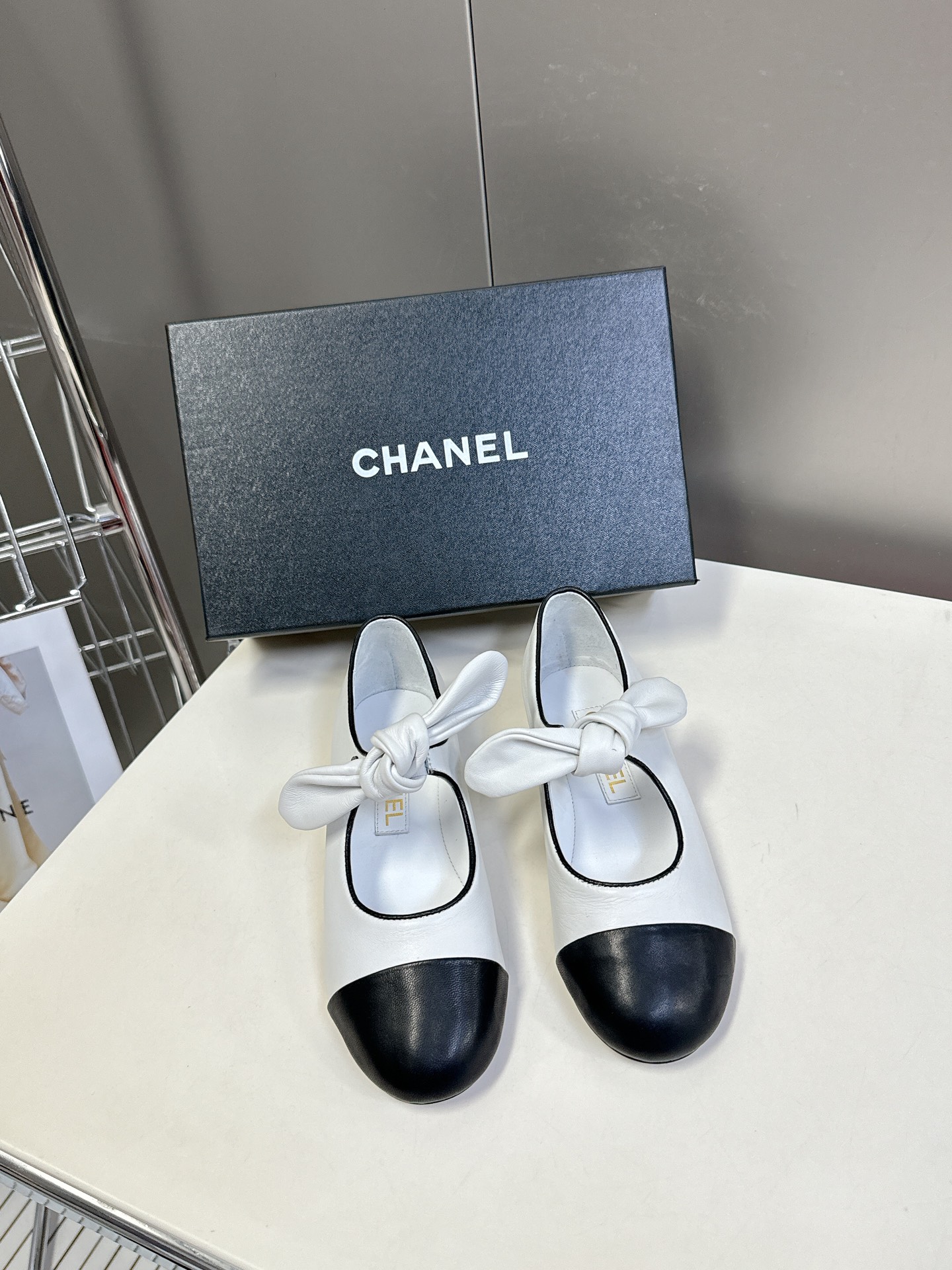 CHANEL香奈儿蝴蝶结松紧一字带平单鞋 蝴蝶结玛丽珍单鞋第一眼看上就被种草了根据天气变化自由穿搭！套上