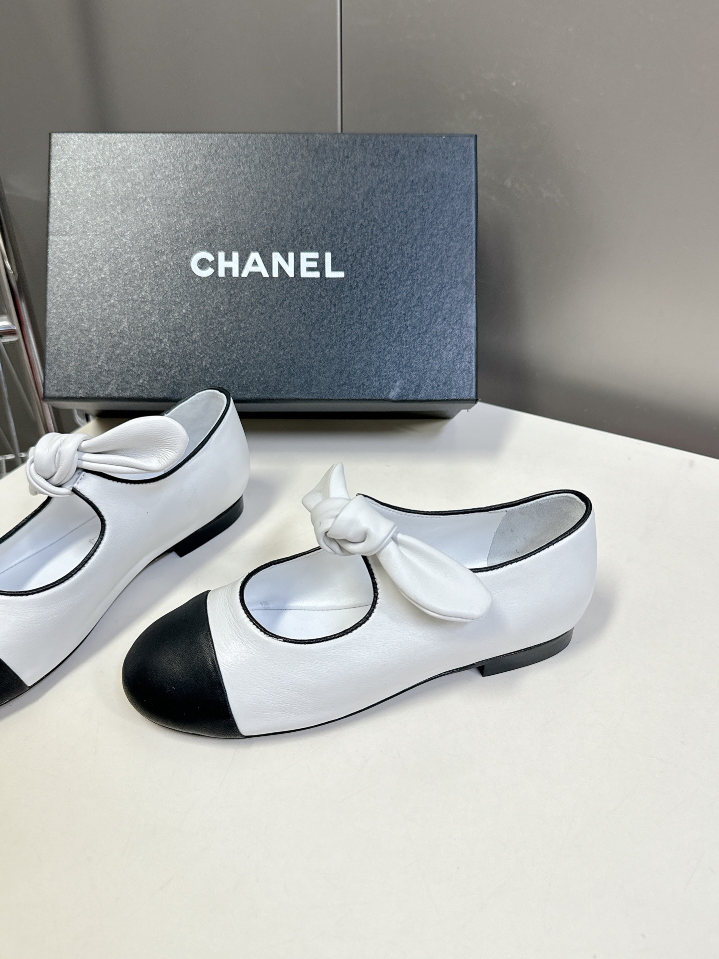 CHANEL香奈儿蝴蝶结松紧一字带平单鞋 蝴蝶结玛丽珍单鞋第一眼看上就被种草了根据天气变化自由穿搭！套上