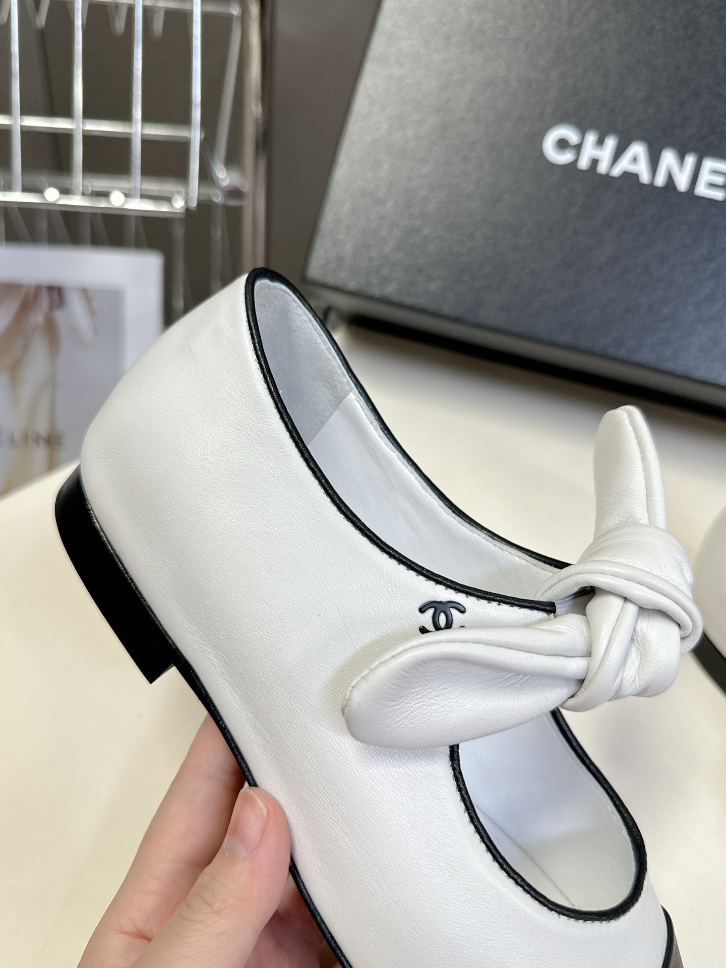 CHANEL香奈儿蝴蝶结松紧一字带平单鞋 蝴蝶结玛丽珍单鞋第一眼看上就被种草了根据天气变化自由穿搭！套上