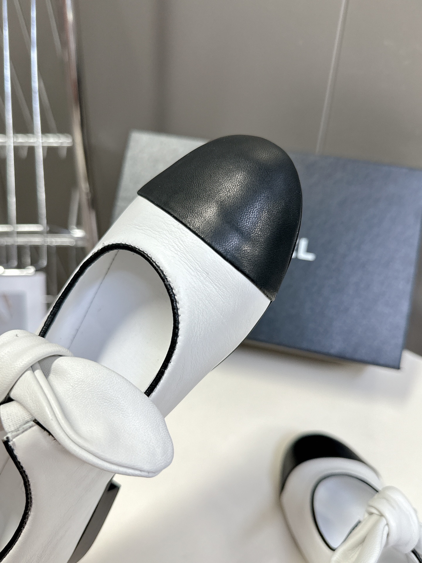 CHANEL香奈儿蝴蝶结松紧一字带平单鞋 蝴蝶结玛丽珍单鞋第一眼看上就被种草了根据天气变化自由穿搭！套上