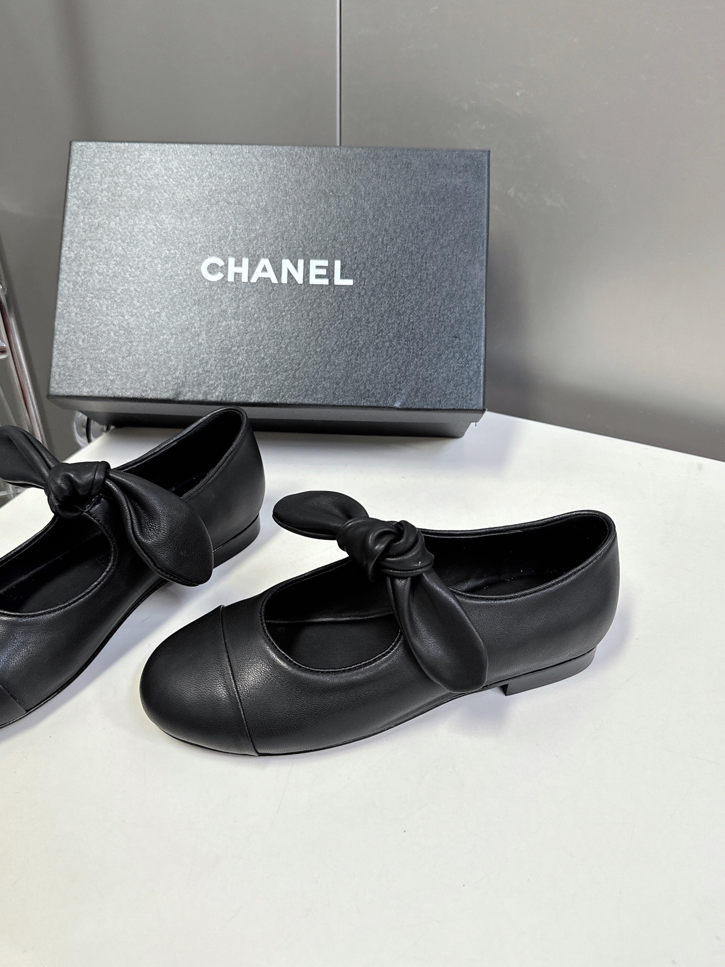 CHANEL香奈儿蝴蝶结松紧一字带平单鞋 蝴蝶结玛丽珍单鞋第一眼看上就被种草了根据天气变化自由穿搭！套上