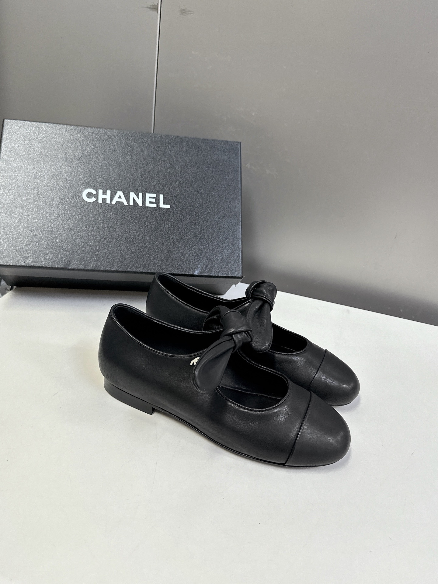 CHANEL香奈儿蝴蝶结松紧一字带平单鞋 蝴蝶结玛丽珍单鞋第一眼看上就被种草了根据天气变化自由穿搭！套上