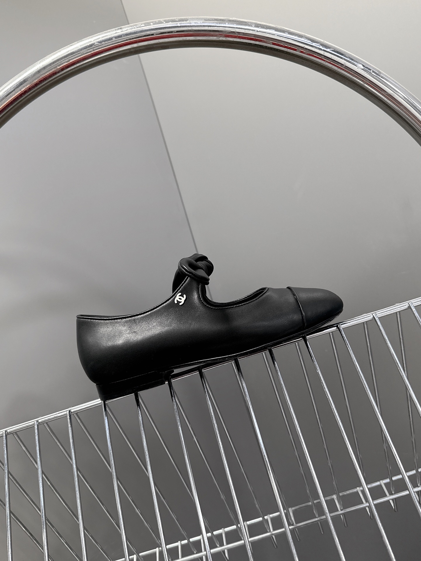 CHANEL香奈儿蝴蝶结松紧一字带平单鞋 蝴蝶结玛丽珍单鞋第一眼看上就被种草了根据天气变化自由穿搭！套上