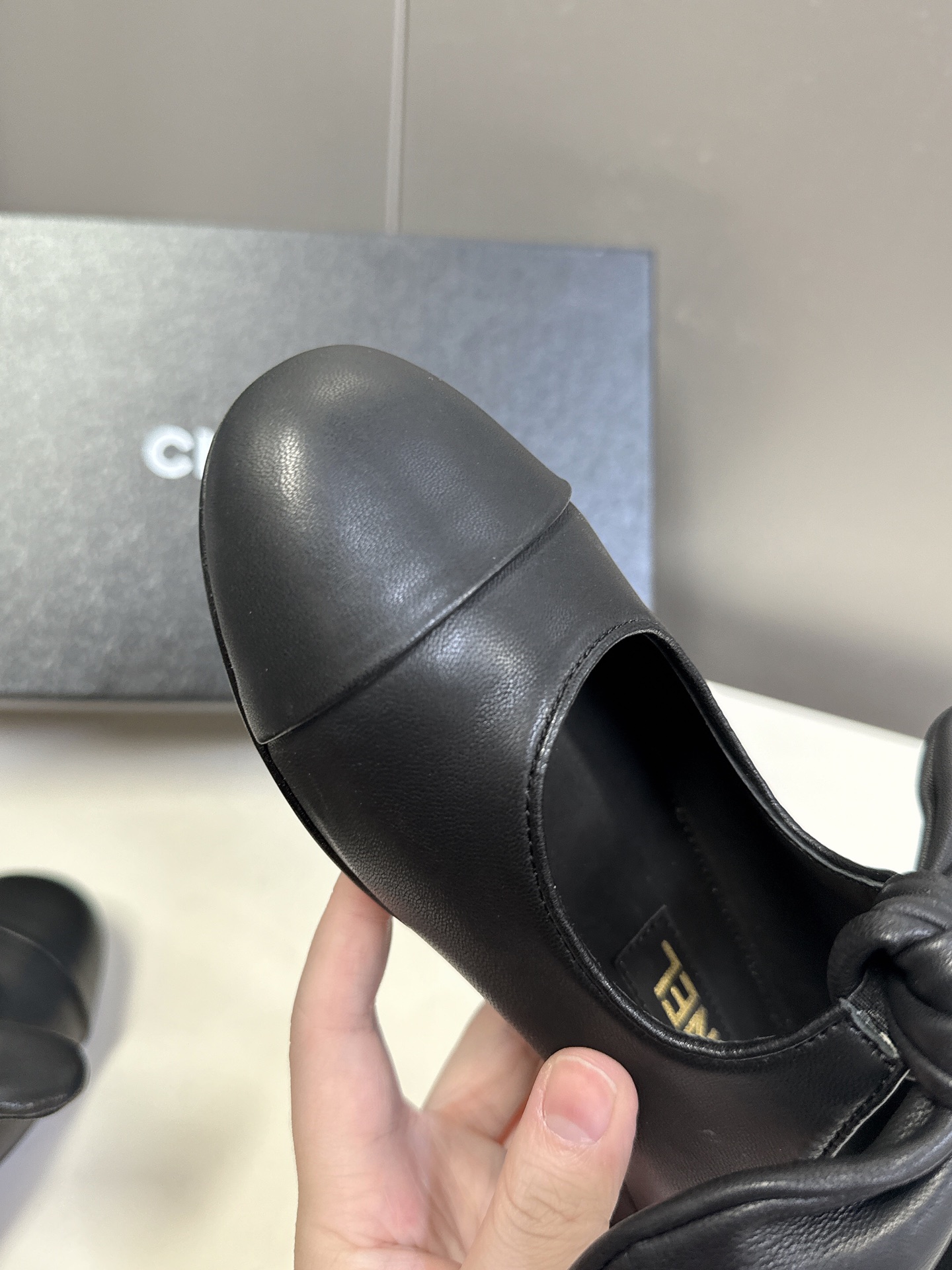 CHANEL香奈儿蝴蝶结松紧一字带平单鞋 蝴蝶结玛丽珍单鞋第一眼看上就被种草了根据天气变化自由穿搭！套上