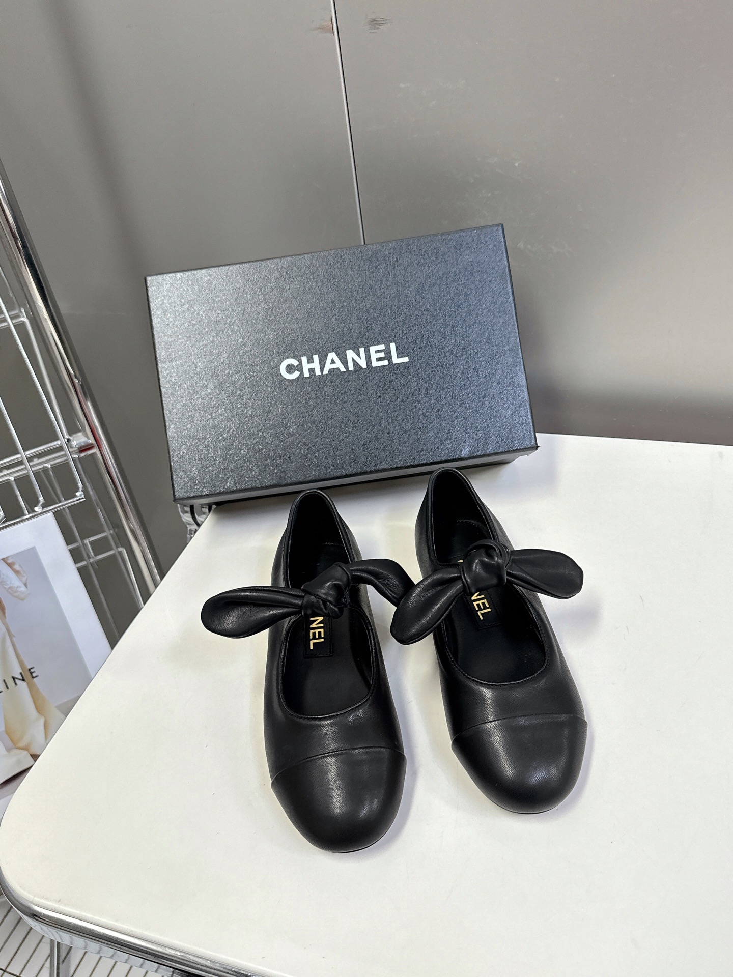 CHANEL香奈儿蝴蝶结松紧一字带平单鞋 蝴蝶结玛丽珍单鞋第一眼看上就被种草了根据天气变化自由穿搭！套上