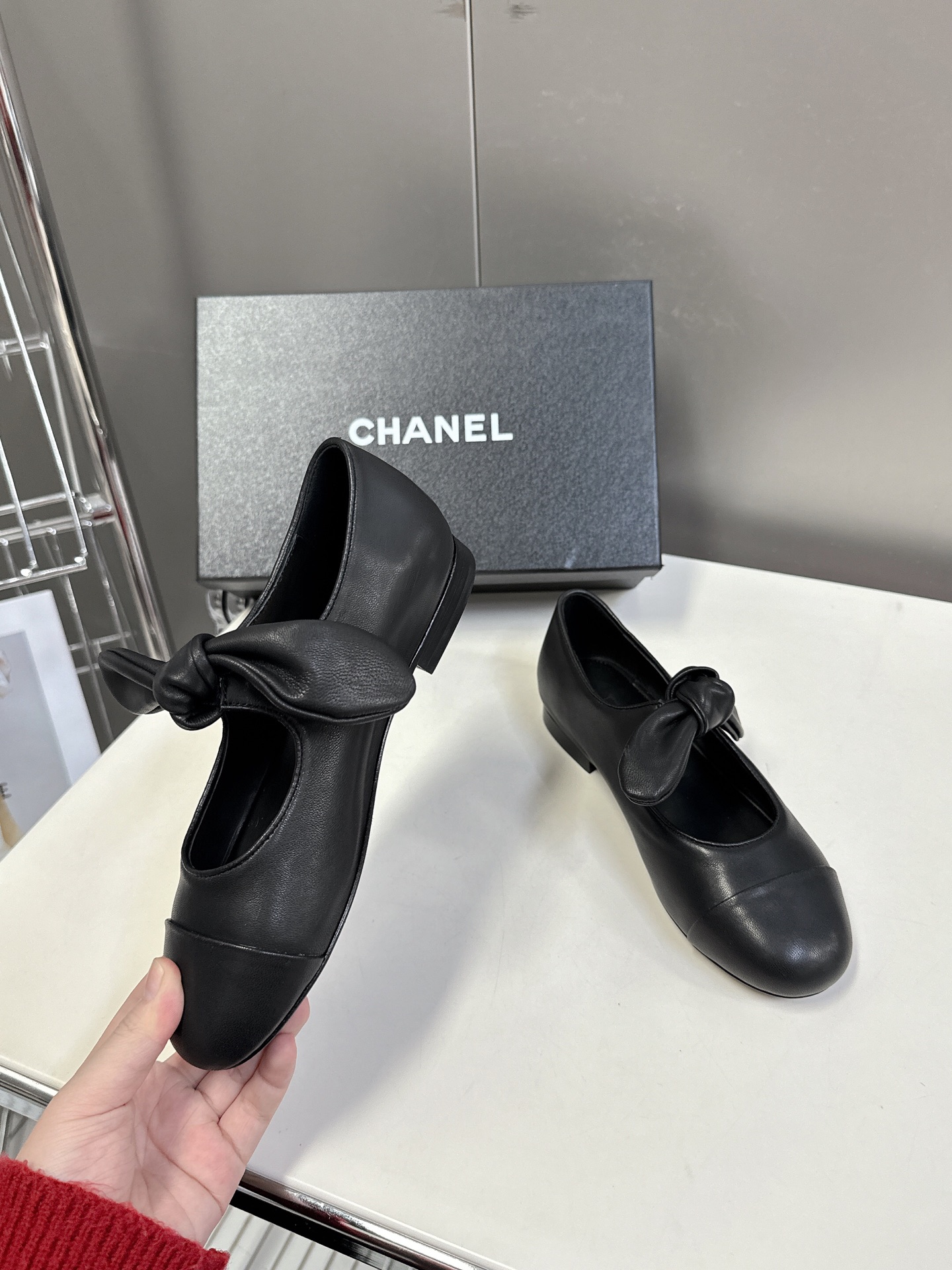 CHANEL香奈儿蝴蝶结松紧一字带平单鞋 蝴蝶结玛丽珍单鞋第一眼看上就被种草了根据天气变化自由穿搭！套上