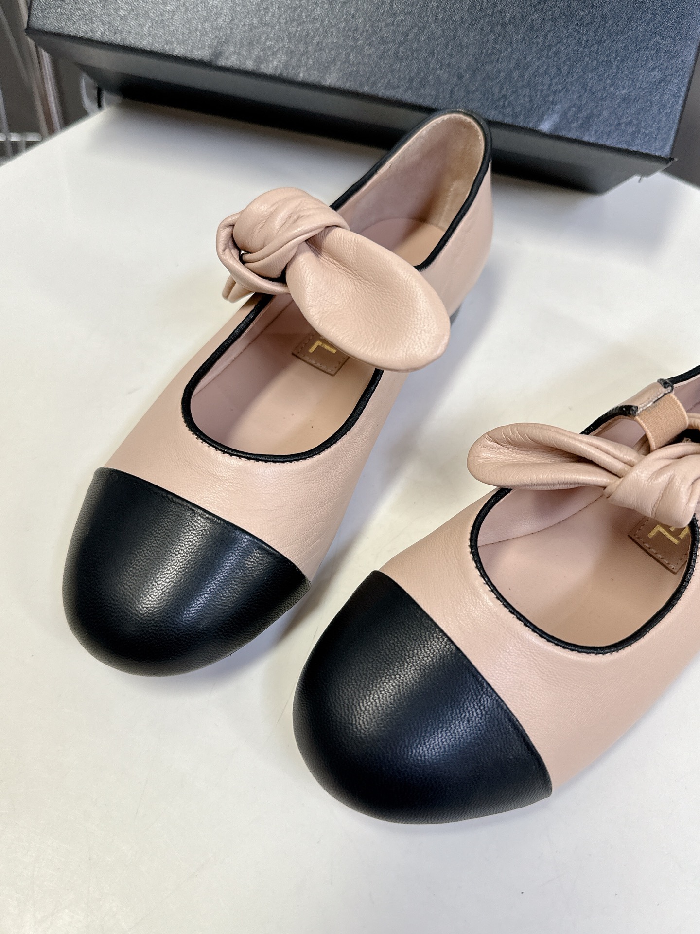 CHANEL香奈儿蝴蝶结松紧一字带平单鞋 蝴蝶结玛丽珍单鞋第一眼看上就被种草了根据天气变化自由穿搭！套上