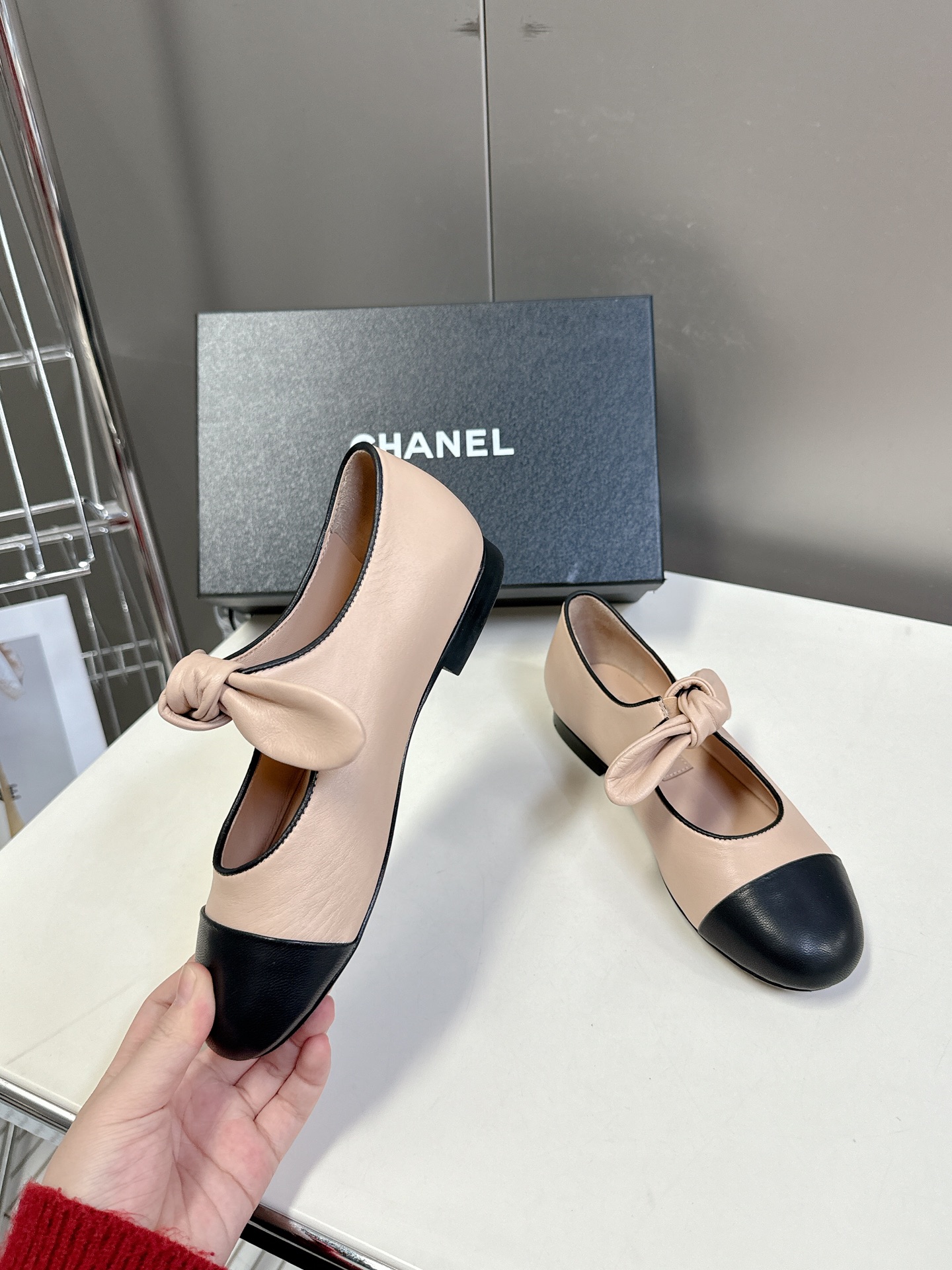 CHANEL香奈儿蝴蝶结松紧一字带平单鞋 蝴蝶结玛丽珍单鞋第一眼看上就被种草了根据天气变化自由穿搭！套上