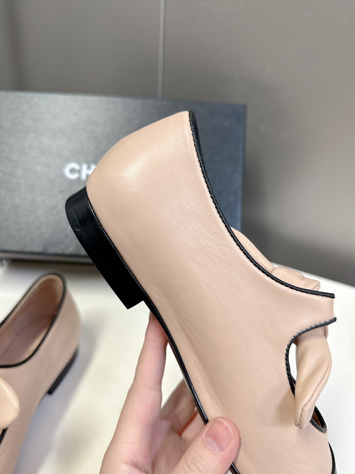 CHANEL香奈儿蝴蝶结松紧一字带平单鞋 蝴蝶结玛丽珍单鞋第一眼看上就被种草了根据天气变化自由穿搭！套上