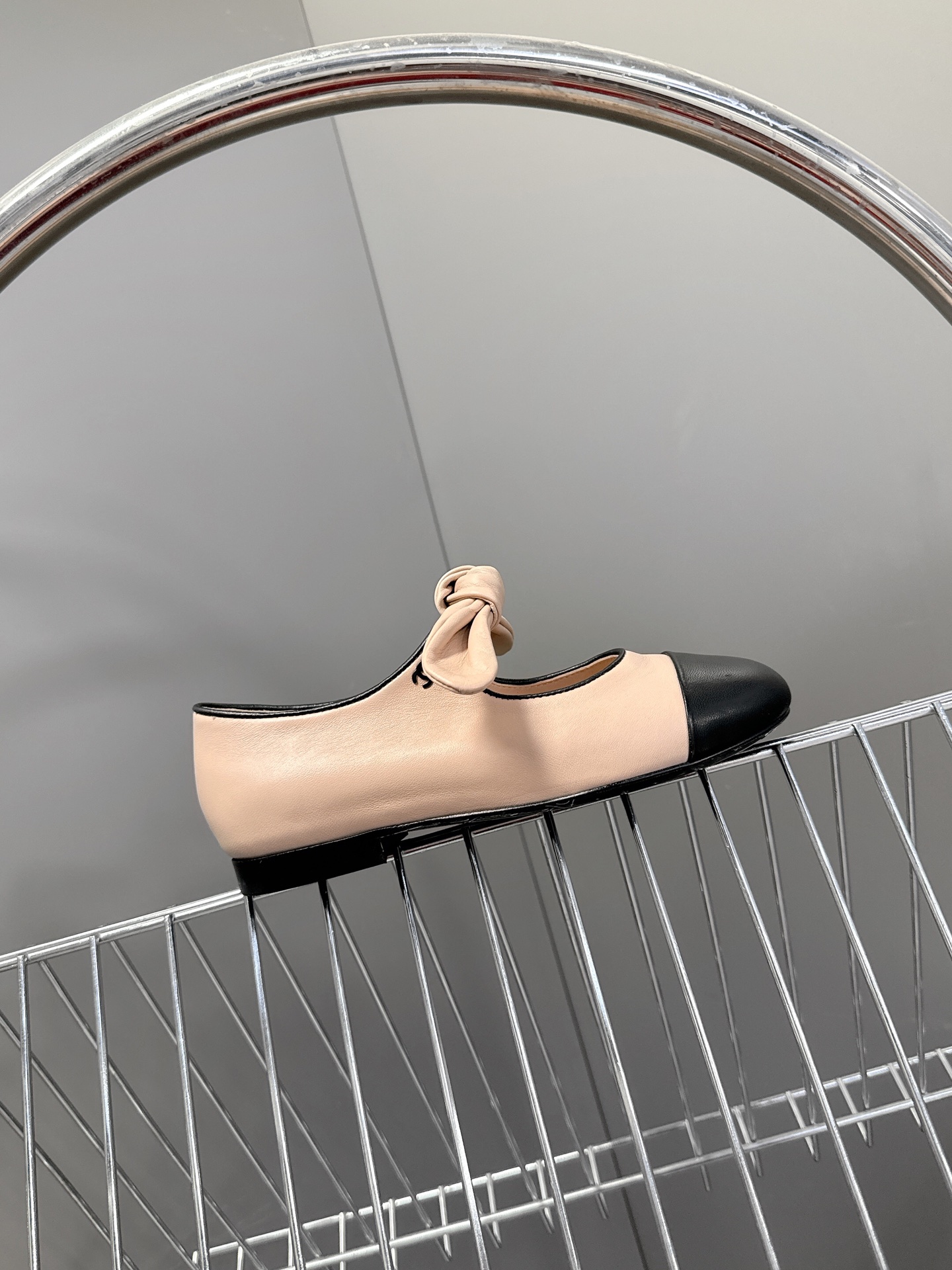 CHANEL香奈儿蝴蝶结松紧一字带平单鞋 蝴蝶结玛丽珍单鞋第一眼看上就被种草了根据天气变化自由穿搭！套上