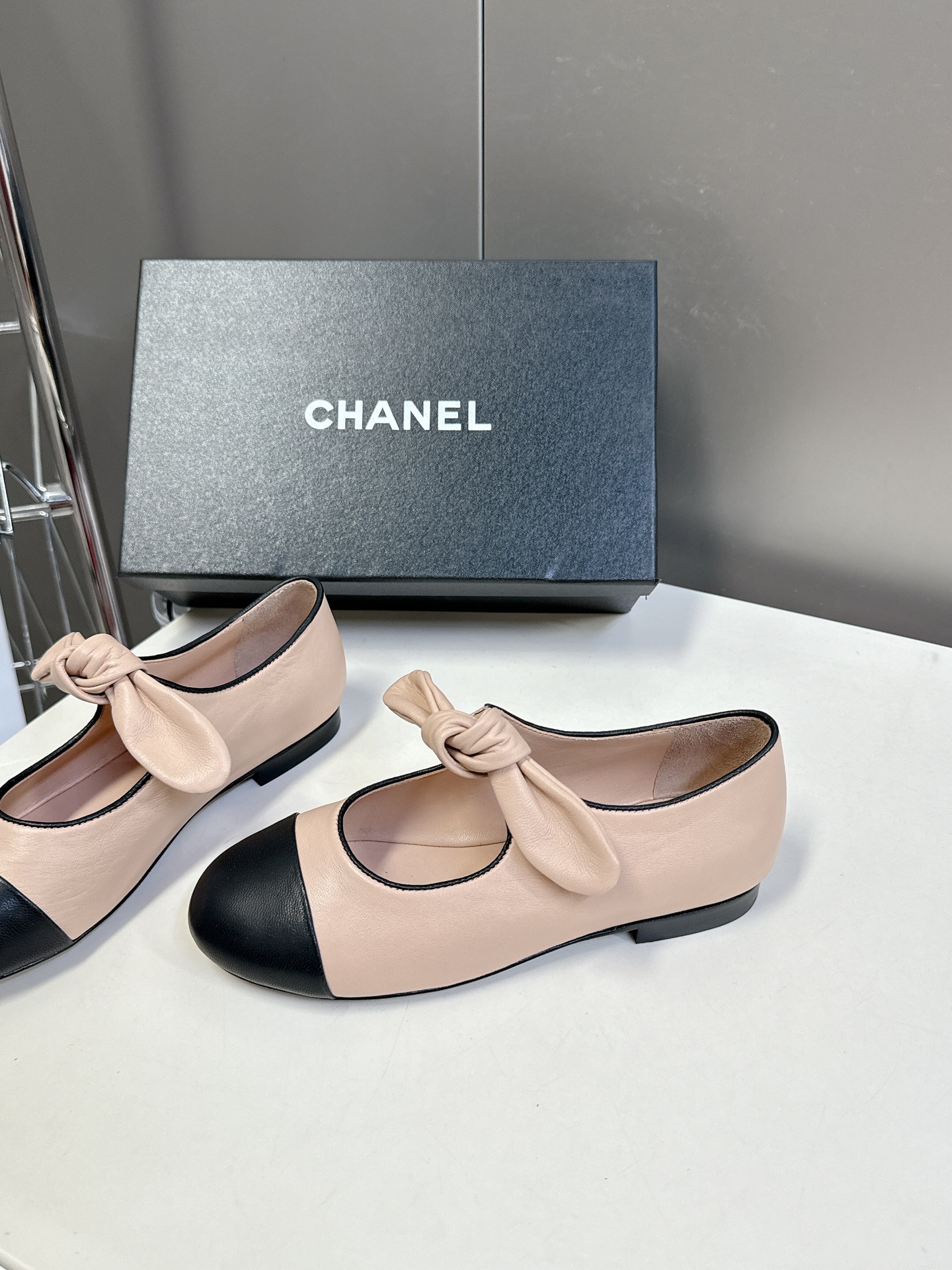 CHANEL香奈儿蝴蝶结松紧一字带平单鞋 蝴蝶结玛丽珍单鞋第一眼看上就被种草了根据天气变化自由穿搭！套上