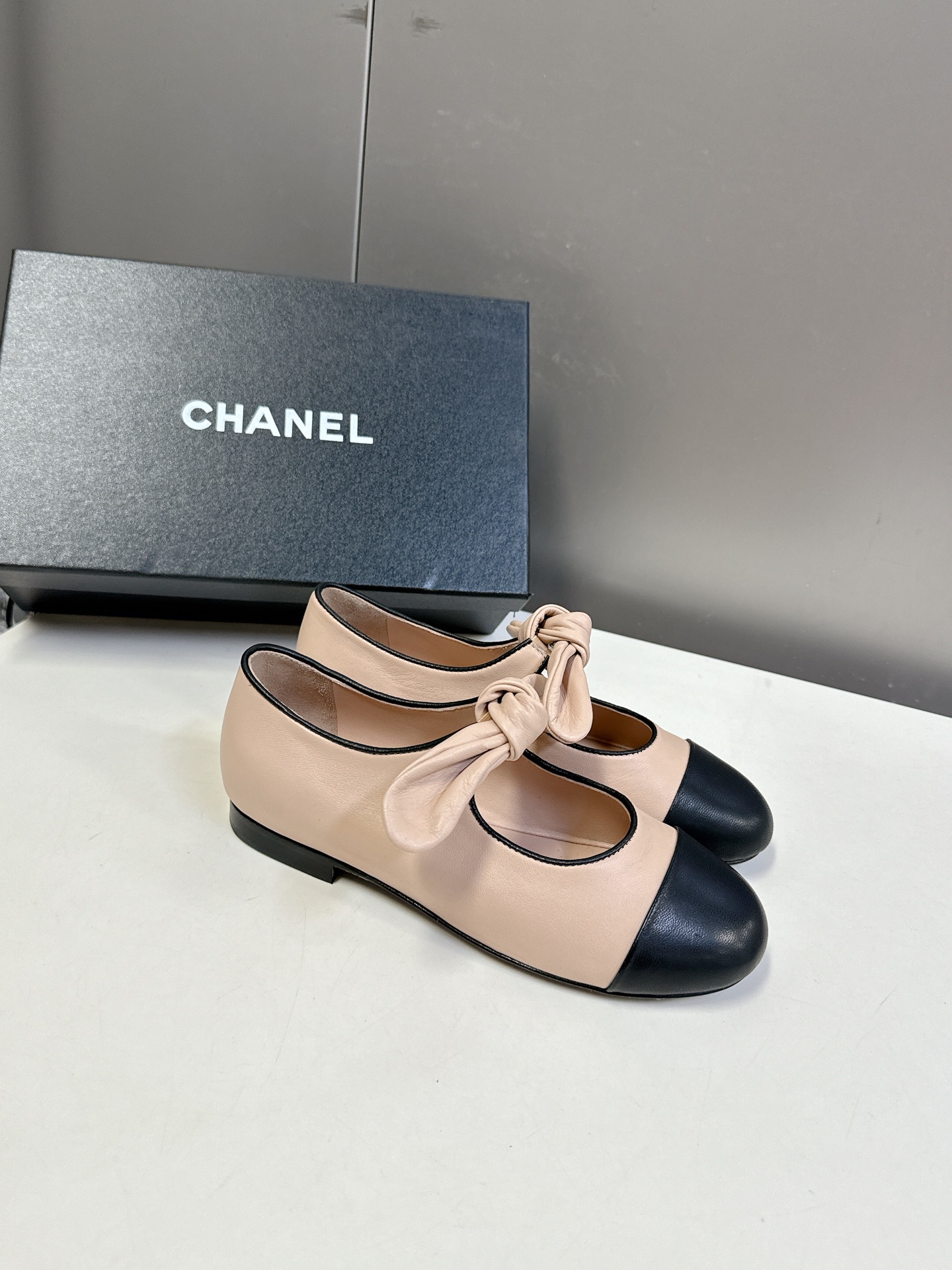 CHANEL香奈儿蝴蝶结松紧一字带平单鞋 蝴蝶结玛丽珍单鞋第一眼看上就被种草了根据天气变化自由穿搭！套上