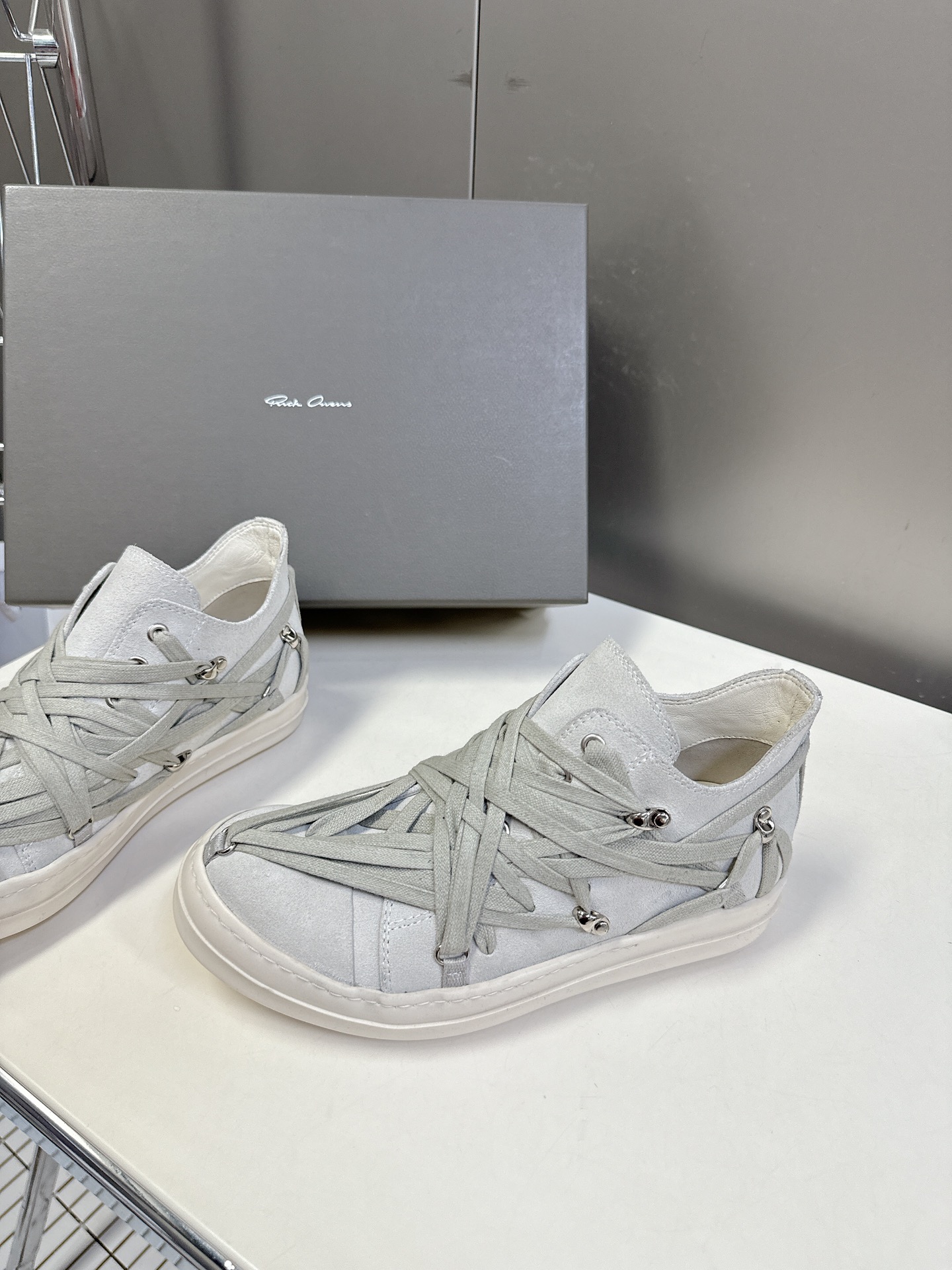 男➕10
Rickowens 欧文斯疯狂绑带鞋 麂皮黑色 年度“鞋王”区分市面所有版本 纯手工打造纯原，
