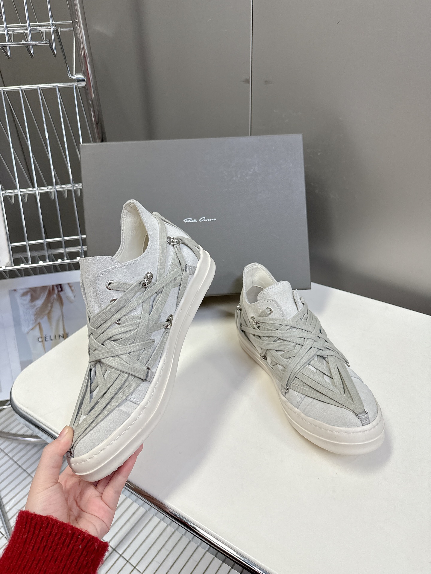 男➕10
Rickowens 欧文斯疯狂绑带鞋 麂皮黑色 年度“鞋王”区分市面所有版本 纯手工打造纯原，