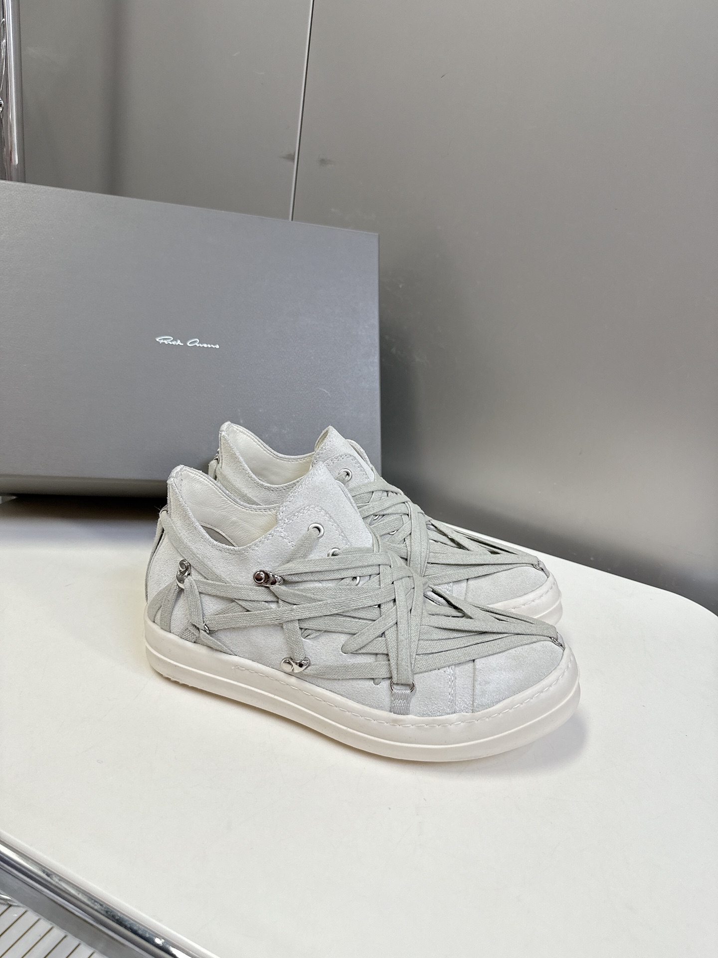 男➕10
Rickowens 欧文斯疯狂绑带鞋 麂皮黑色 年度“鞋王”区分市面所有版本 纯手工打造纯原，