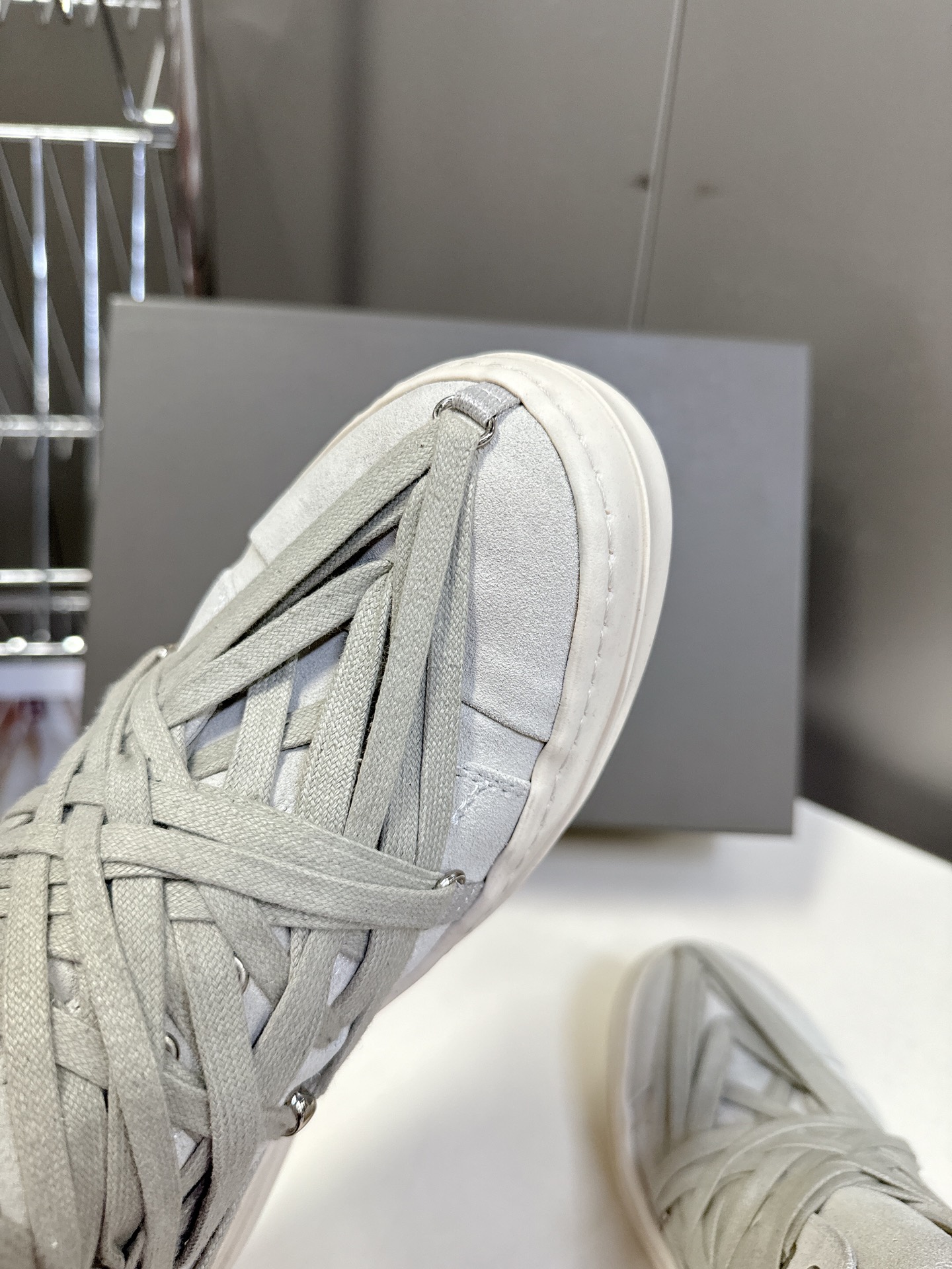 男➕10
Rickowens 欧文斯疯狂绑带鞋 麂皮黑色 年度“鞋王”区分市面所有版本 纯手工打造纯原，