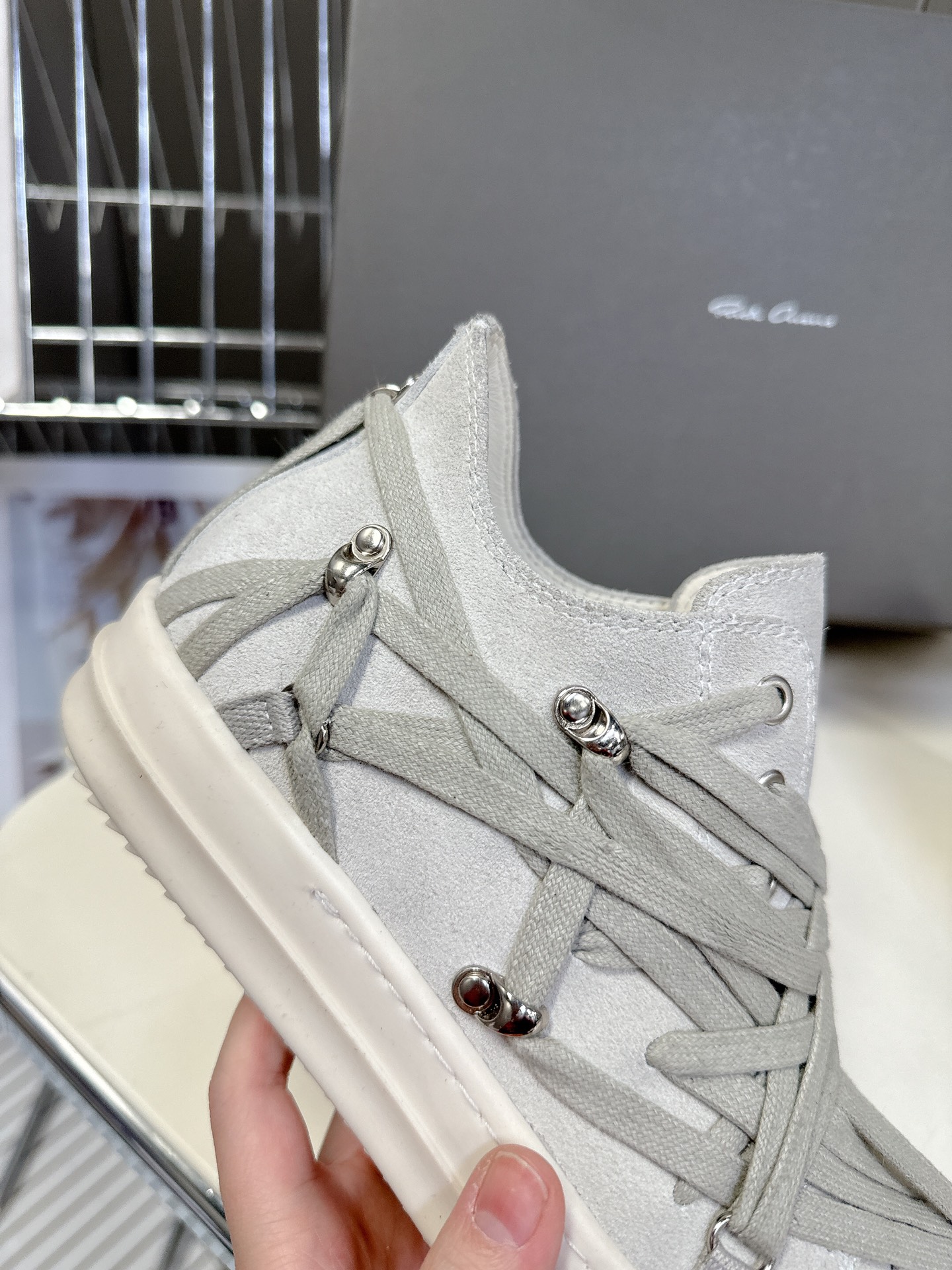 男➕10
Rickowens 欧文斯疯狂绑带鞋 麂皮黑色 年度“鞋王”区分市面所有版本 纯手工打造纯原，