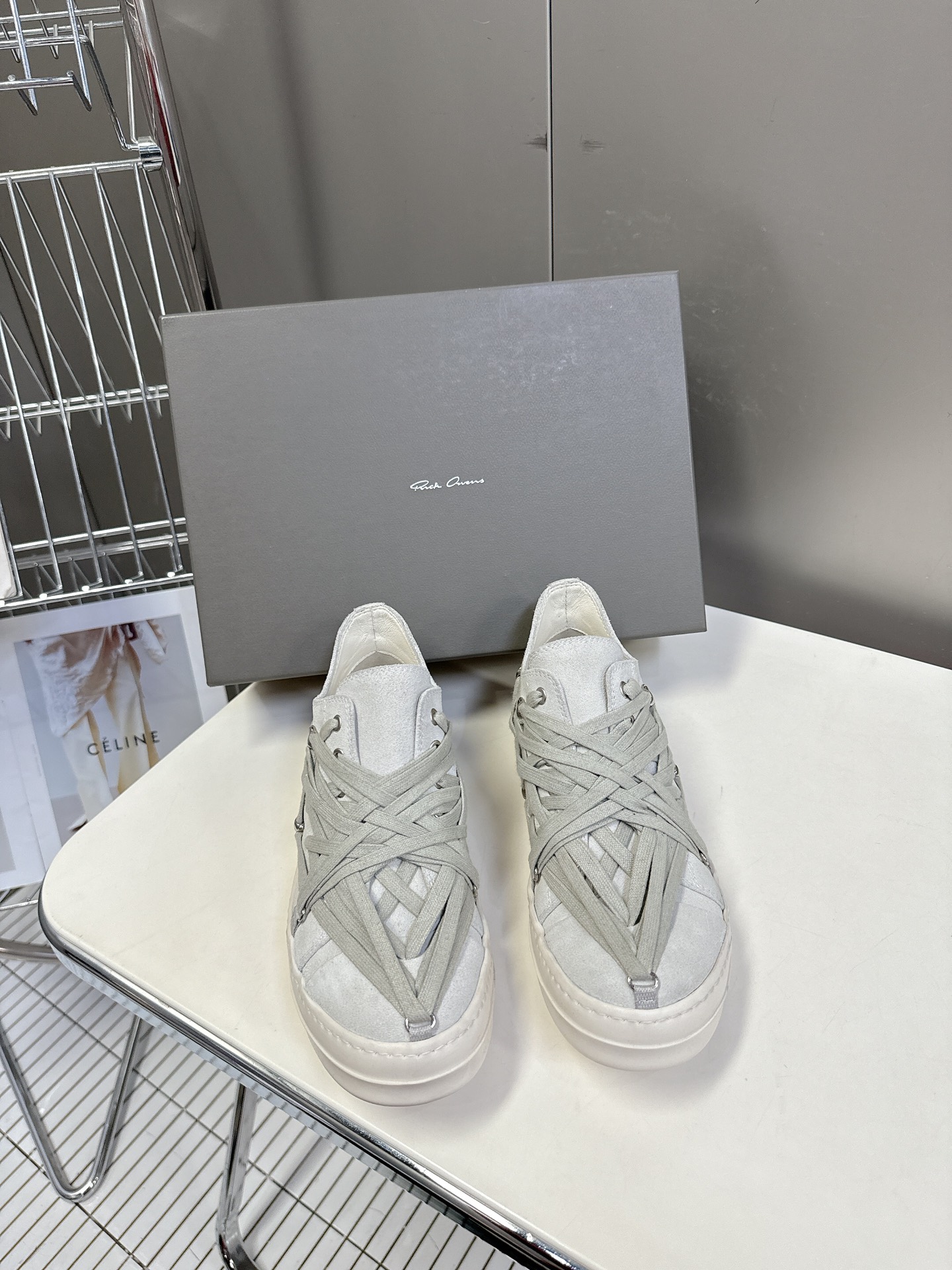 男➕10
Rickowens 欧文斯疯狂绑带鞋 麂皮黑色 年度“鞋王”区分市面所有版本 纯手工打造纯原，