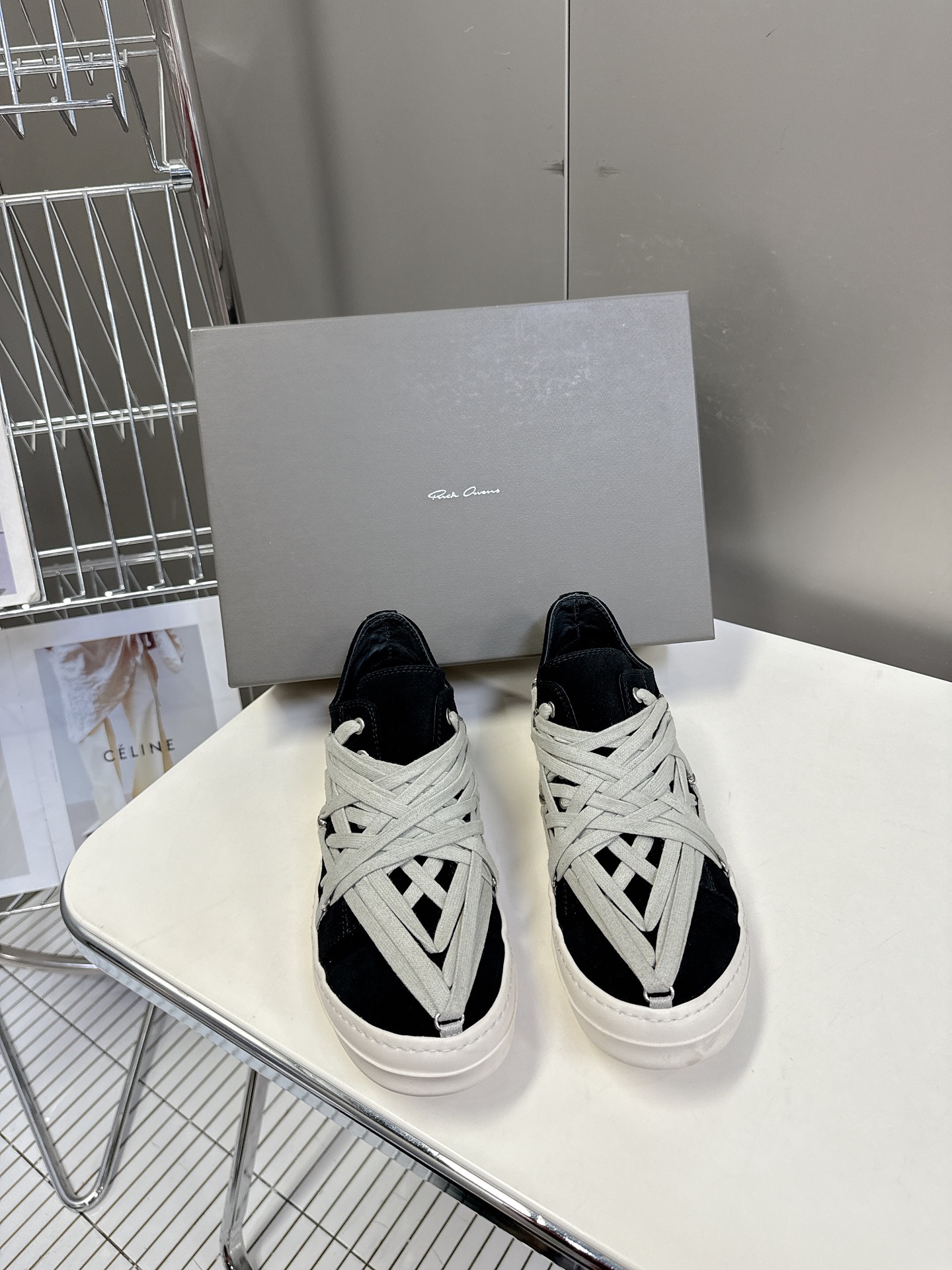 男➕10
Rickowens 欧文斯疯狂绑带鞋 麂皮黑色 年度“鞋王”区分市面所有版本 纯手工打造纯原，