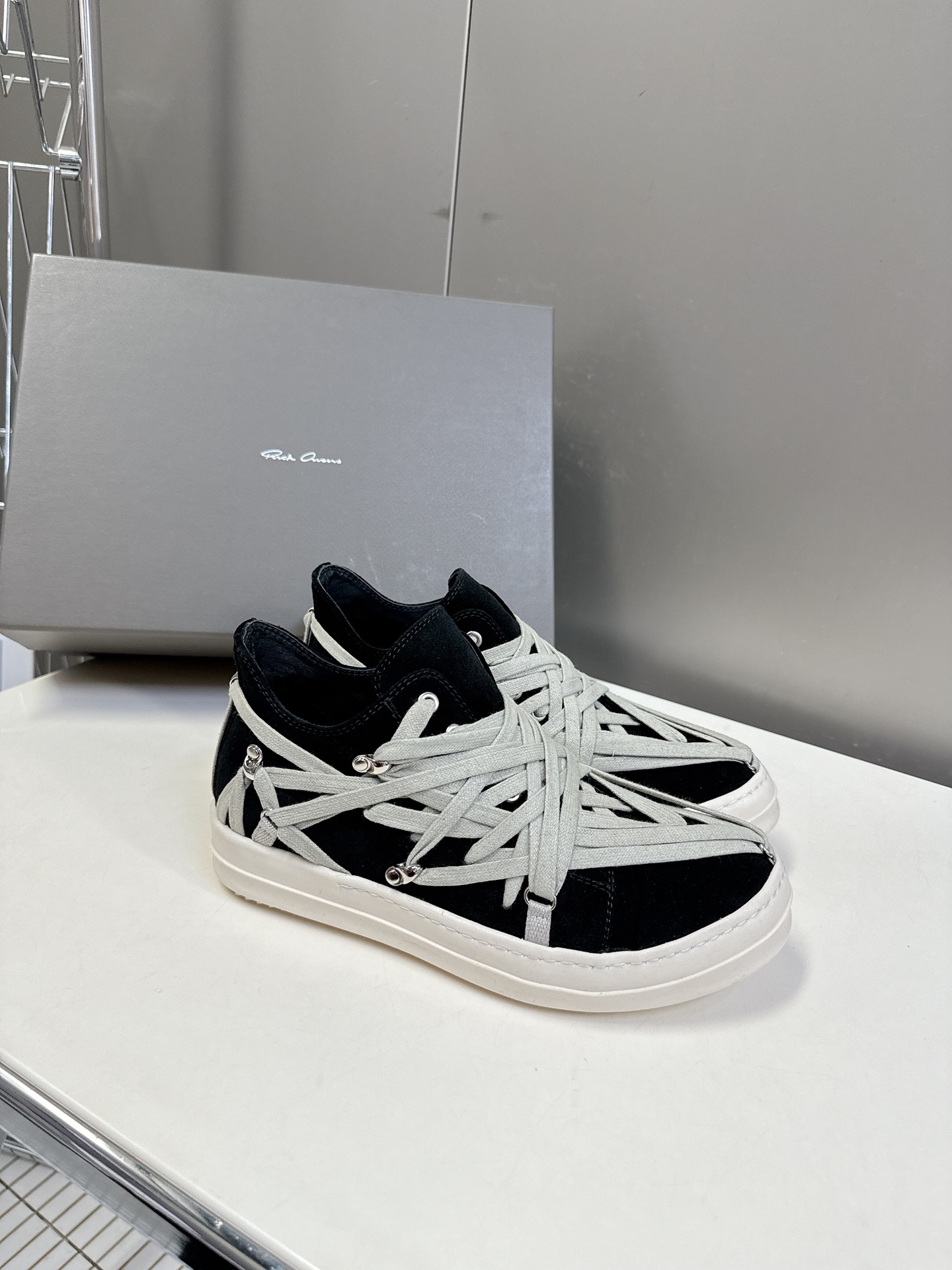 男➕10
Rickowens 欧文斯疯狂绑带鞋 麂皮黑色 年度“鞋王”区分市面所有版本 纯手工打造纯原，