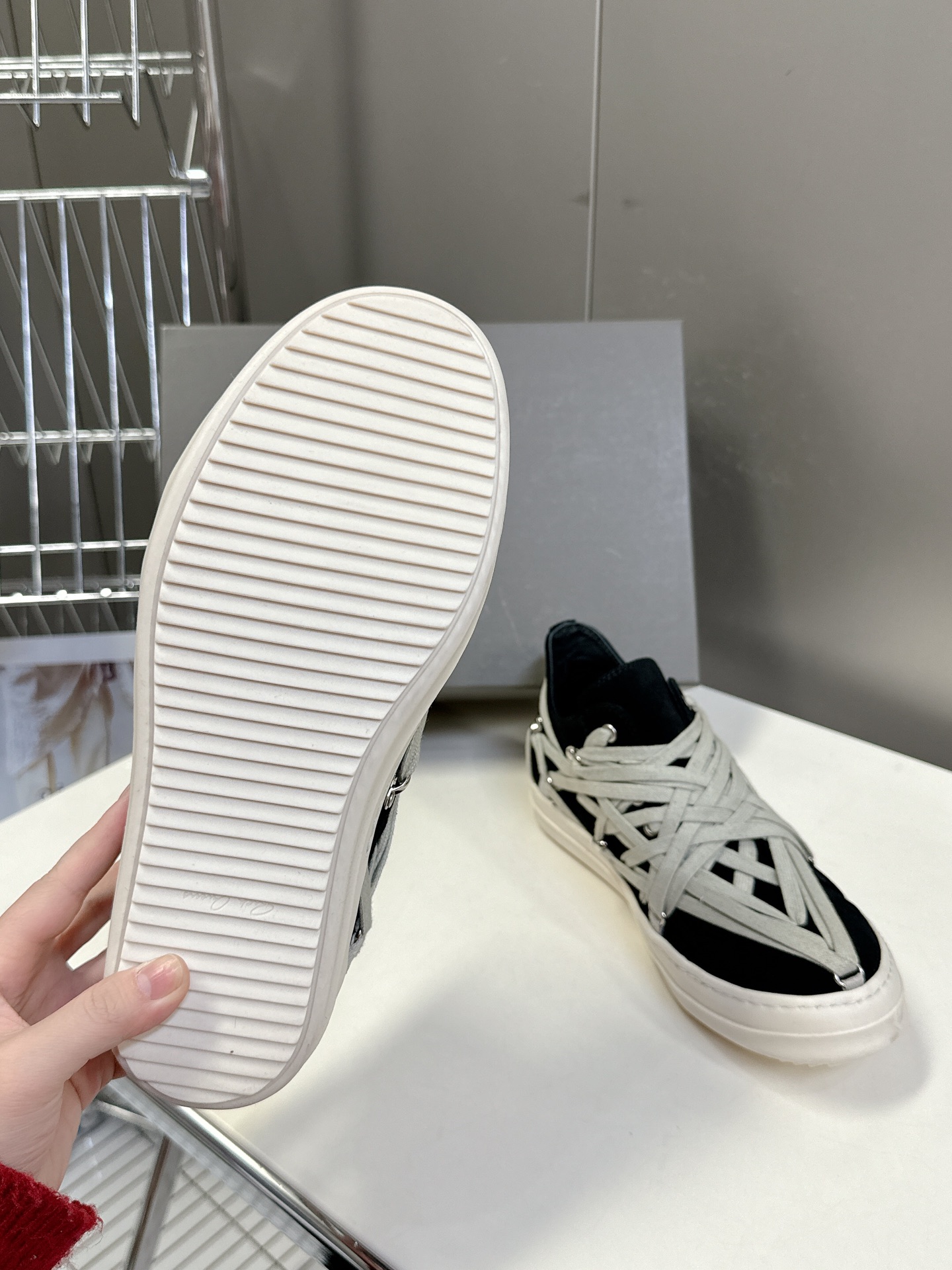男➕10
Rickowens 欧文斯疯狂绑带鞋 麂皮黑色 年度“鞋王”区分市面所有版本 纯手工打造纯原，