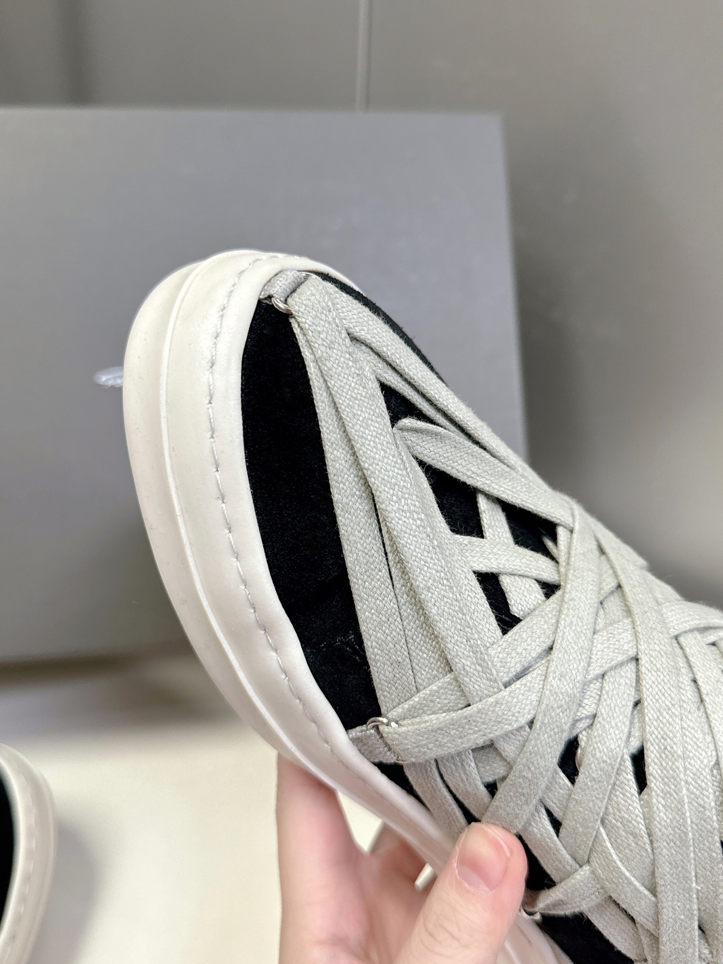 男➕10
Rickowens 欧文斯疯狂绑带鞋 麂皮黑色 年度“鞋王”区分市面所有版本 纯手工打造纯原，