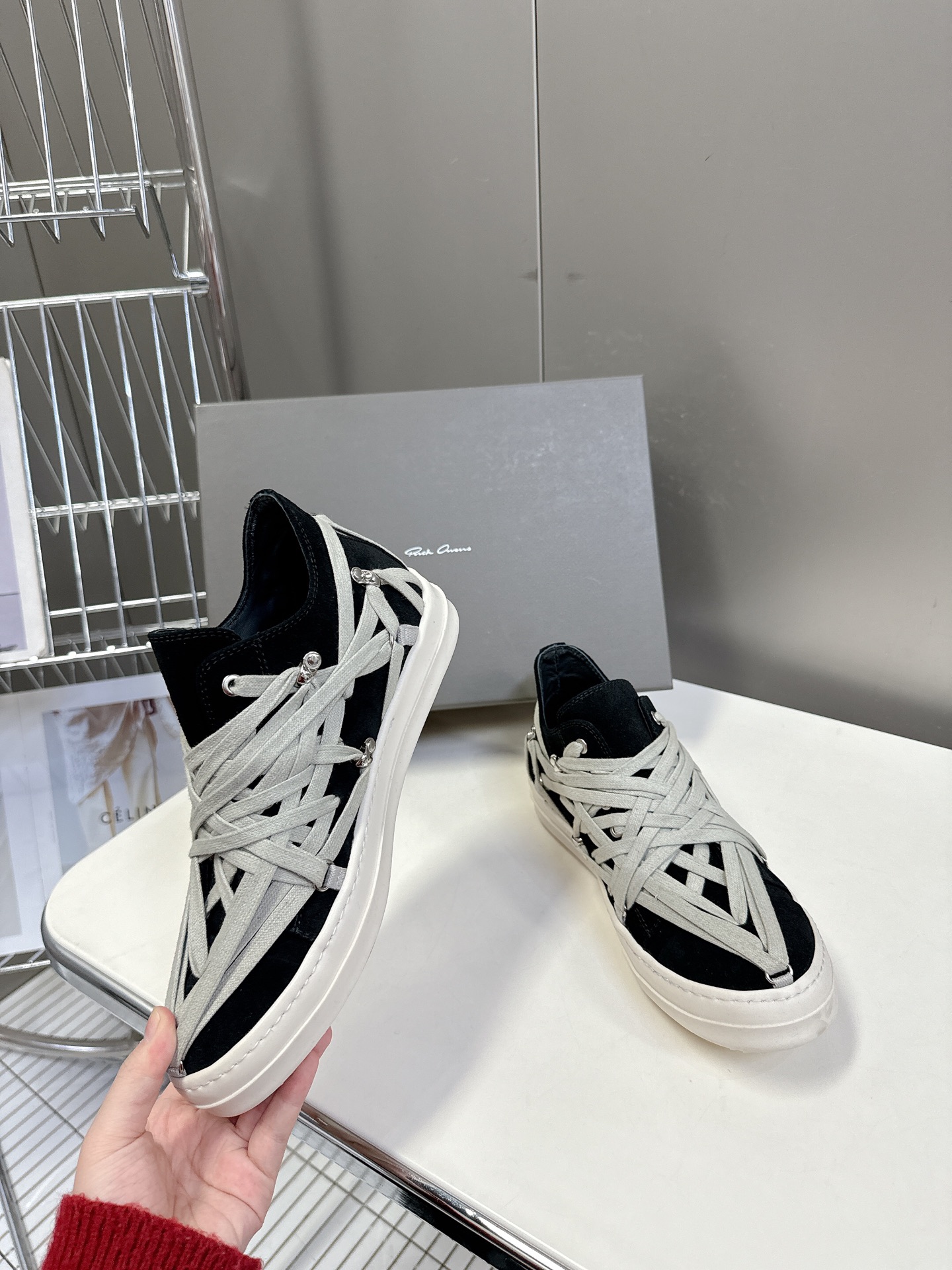 男➕10
Rickowens 欧文斯疯狂绑带鞋 麂皮黑色 年度“鞋王”区分市面所有版本 纯手工打造纯原，