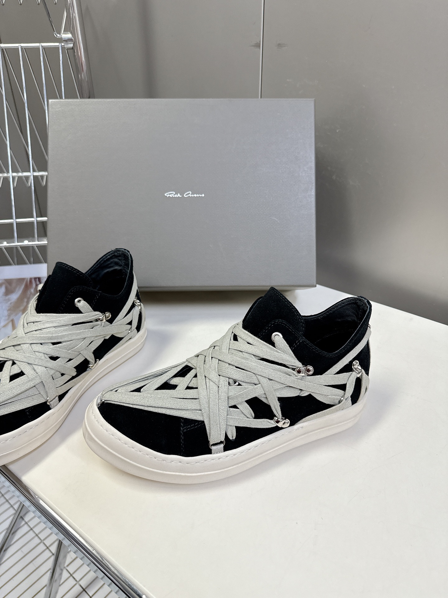 男➕10
Rickowens 欧文斯疯狂绑带鞋 麂皮黑色 年度“鞋王”区分市面所有版本 纯手工打造纯原，