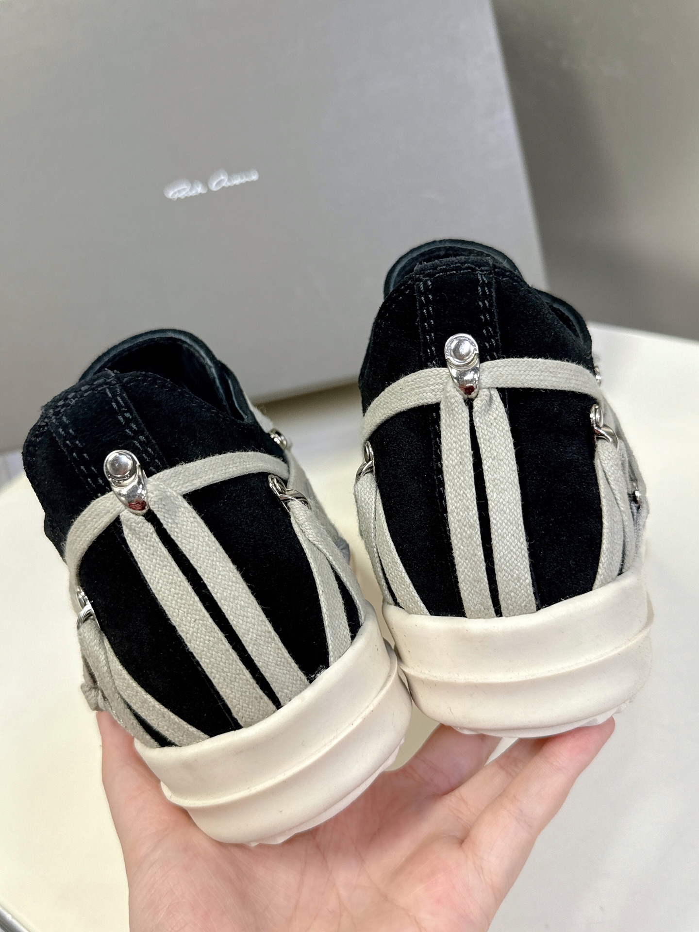 男➕10
Rickowens 欧文斯疯狂绑带鞋 麂皮黑色 年度“鞋王”区分市面所有版本 纯手工打造纯原，