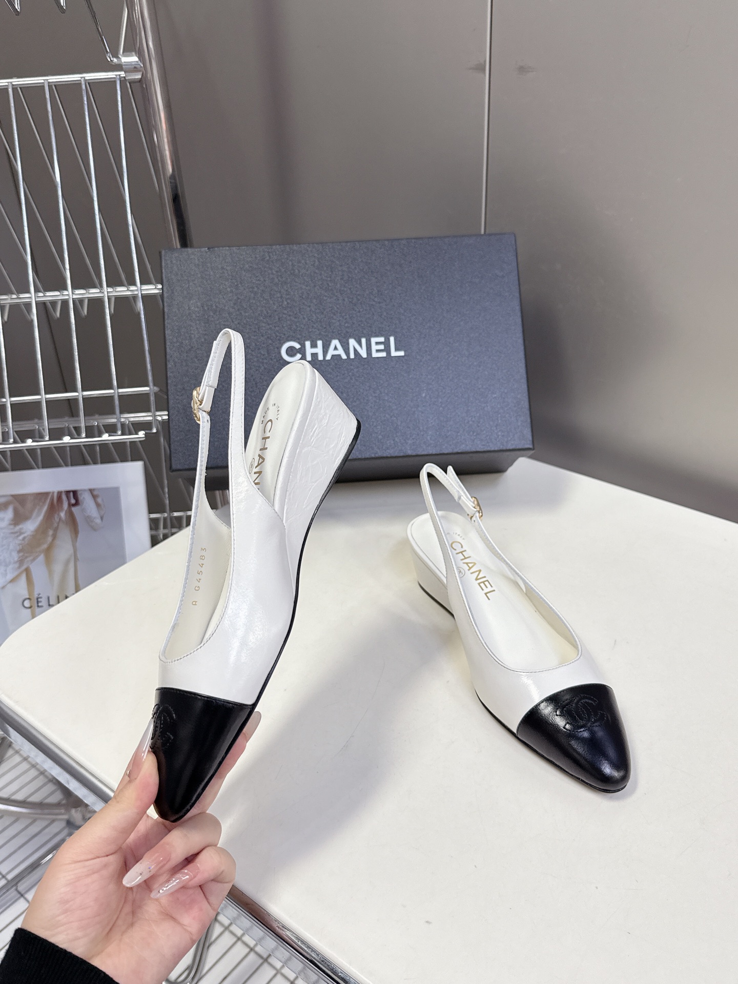  香奈儿CHANEL25ss春夏新款坡跟鞋
进口皮高级舒适，配女神们的半身裙，不规则的弧形尖头，晚宴系列