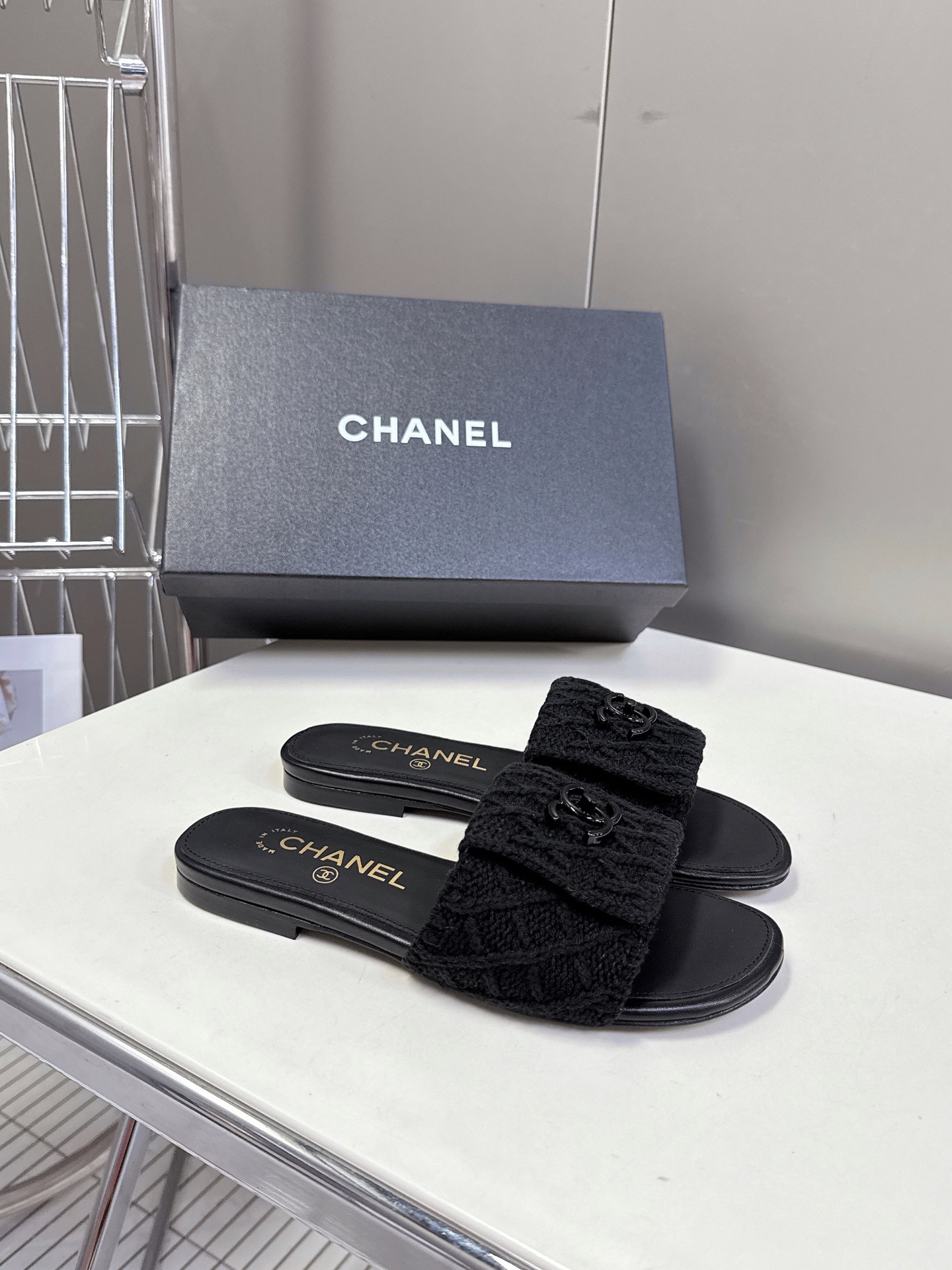  Chanel 香奈儿 25ss 春夏新品度假 毛线懒人拖 鞋
小香的一款全新设计 鞋面毛线纯手工编织搭